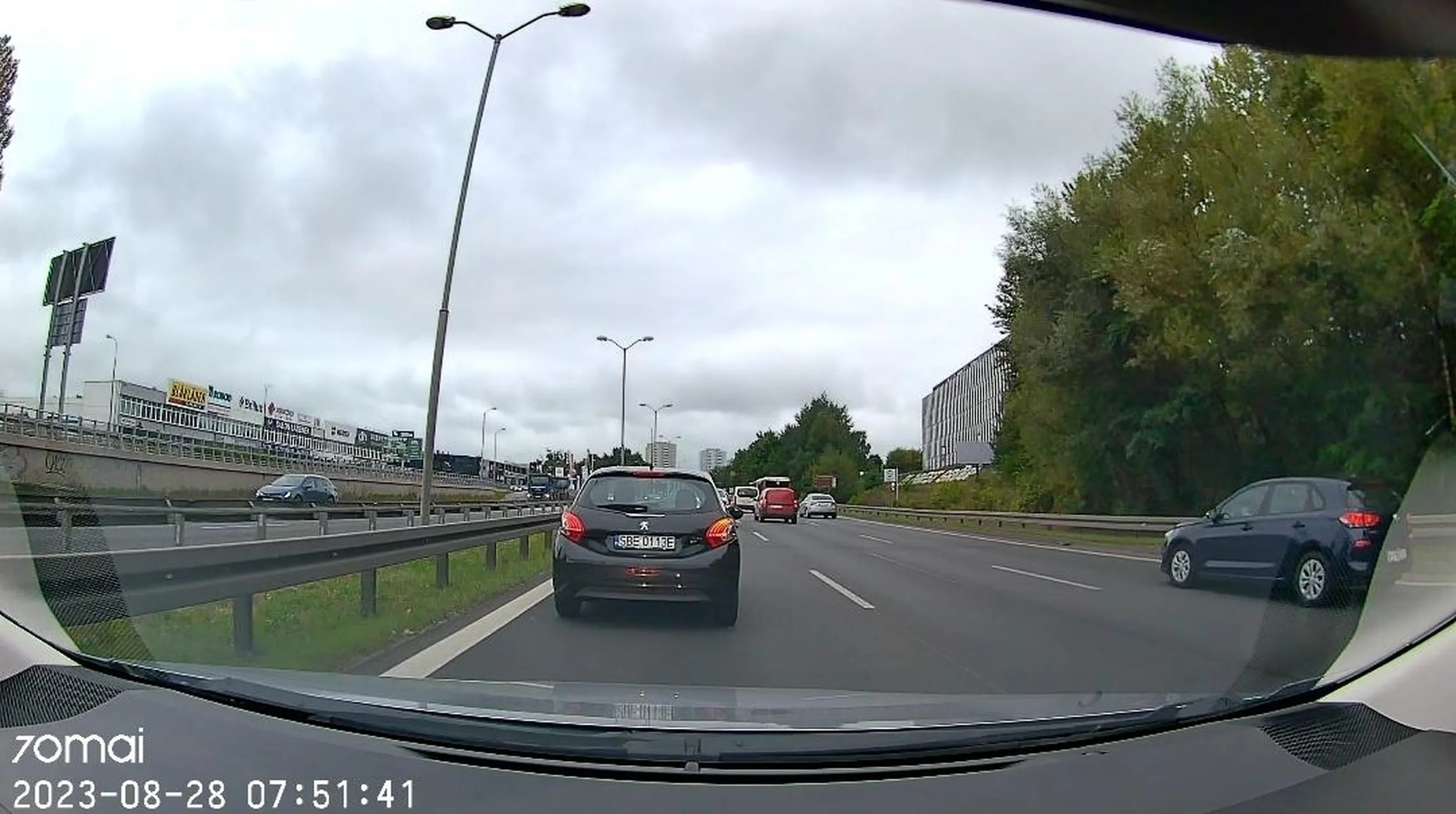 Tępy ku*wiu z Będzina, przypomnij sobie do czego służy lewy pas - DO WYPRZEDZANIA! Jak masz prawy pas wolny, to na niego zjeżdżasz, zamiast wlec się lewym i go blokować!