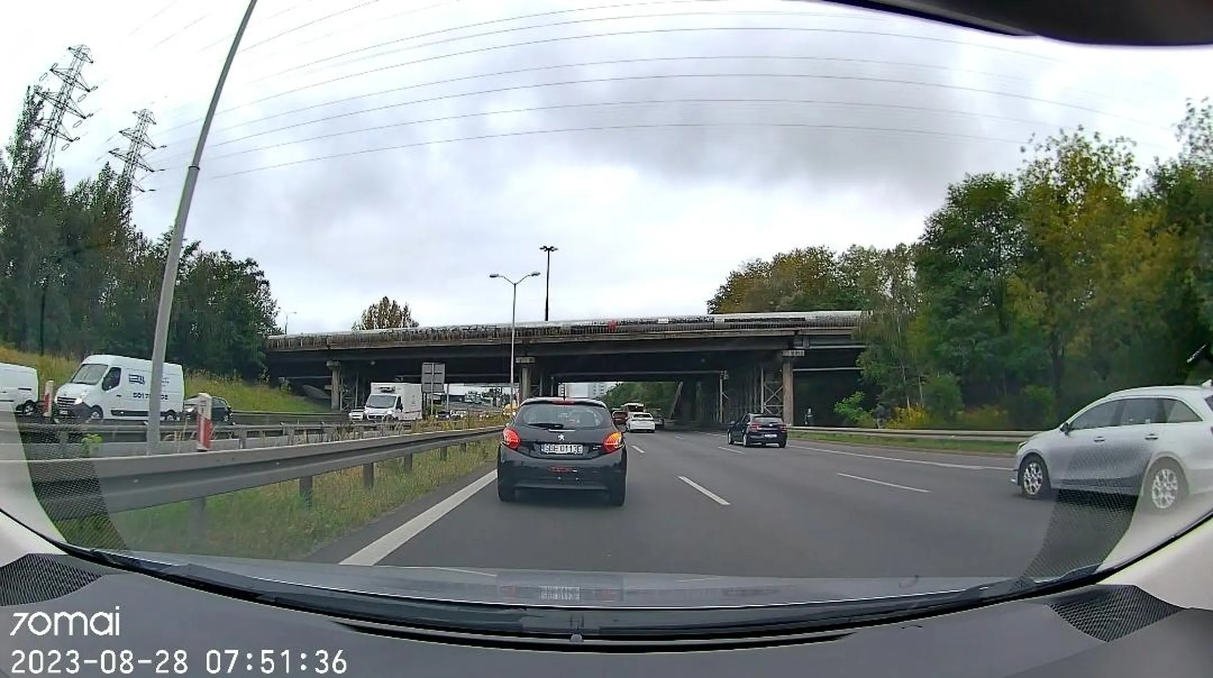 Tępy ku*wiu z Będzina, przypomnij sobie do czego służy lewy pas - DO WYPRZEDZANIA! Jak masz prawy pas wolny, to na niego zjeżdżasz, zamiast wlec się lewym i go blokować!