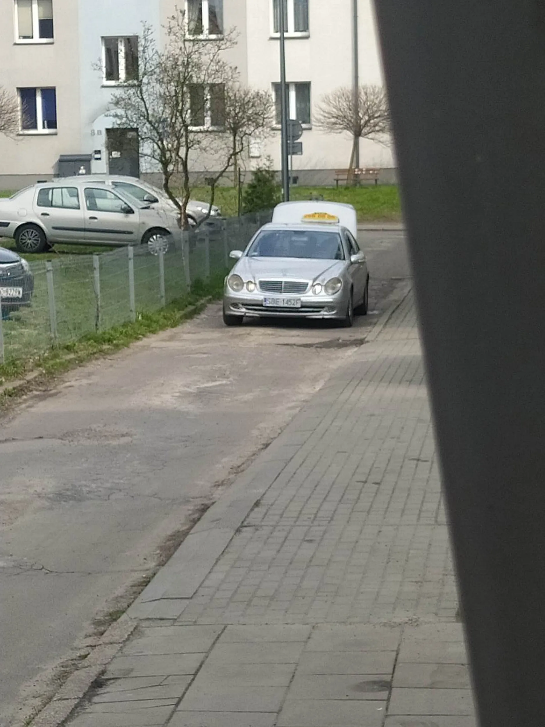 Taksiarz wjeżdża pod prąd bo mu bliżej do domu. Po zwróceniu uwagi stwierdza, że znak zakazu wjazdu jest wewnątrzosiedlowy i nie ma mocy prawnej. Jak ktoś jedzie prawidłowo, to ma do tej osoby pretensje, że mu nie ustąpi miejsca.