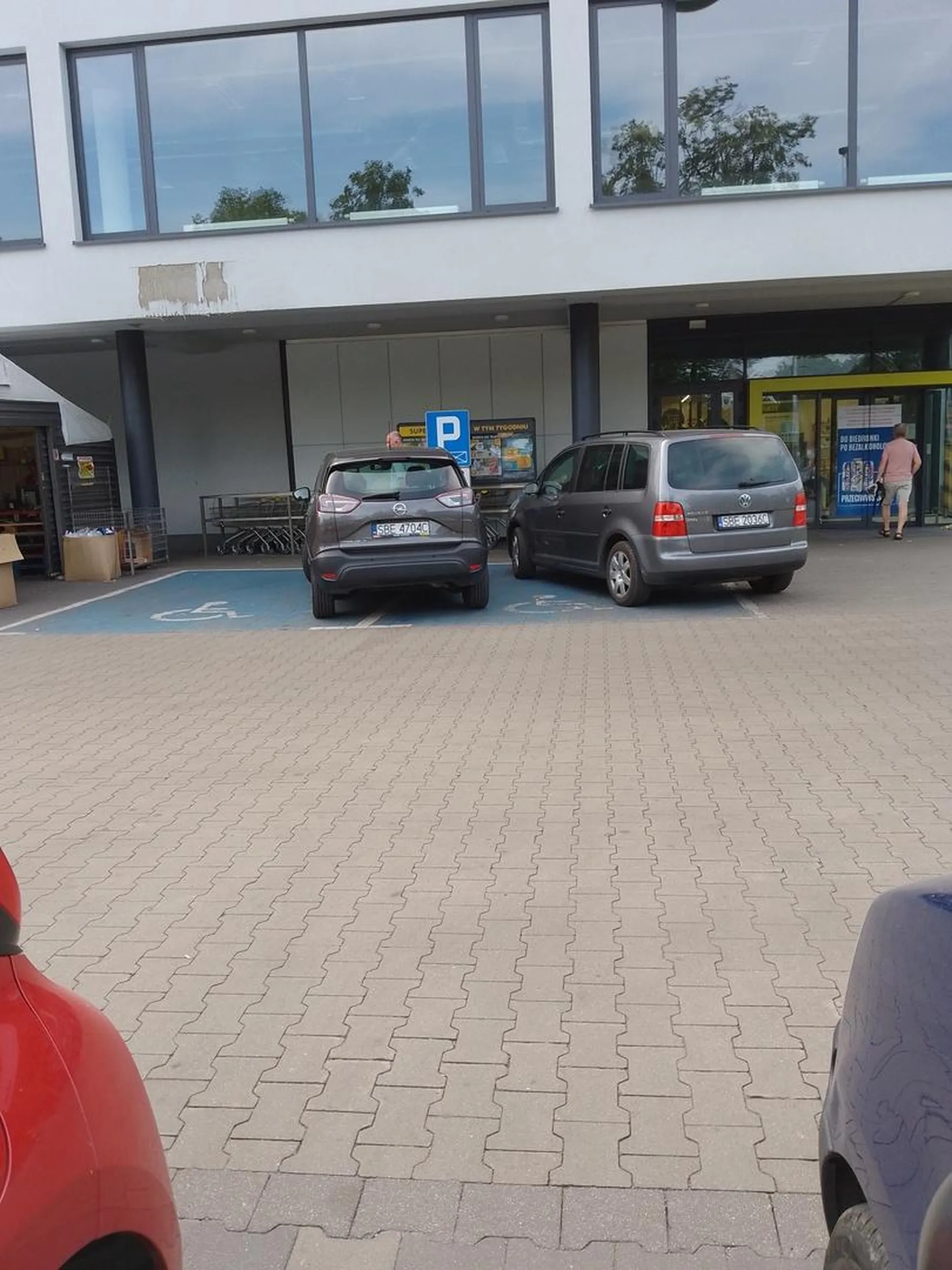 Ten po prawej zaparkował pierwszy. Aż strach pomyśleć jaki typ niepełnosprawności posiadają właściciele tych aut.