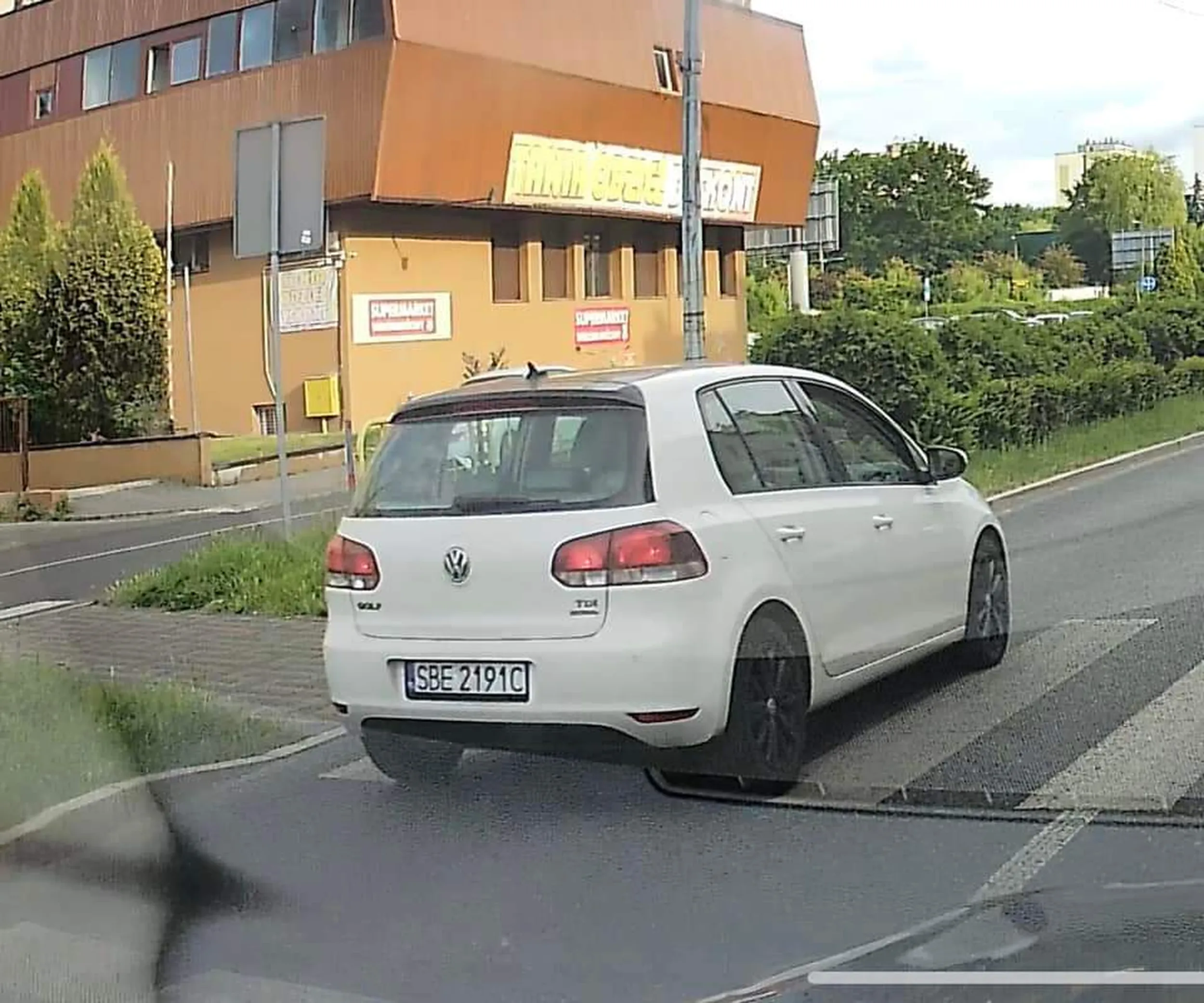 Wyprzedza na pasach! O mało nie potrącił na pasach dwóch dziewczyn z dzieckiem w wózku!