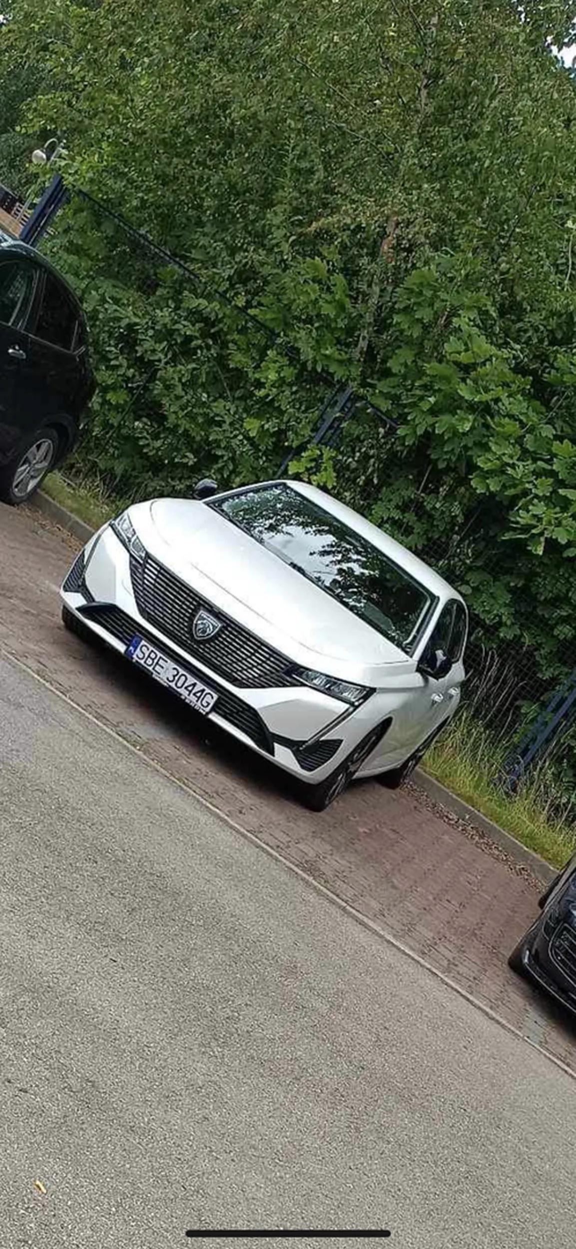 Gdy wyprzedziłem kierowcę to chyba uraziłem jego wielkie ego po czym wyprzedził mnie i wyhamował do zera wyszedł z auta nasrał na rękę i rzucił mi gownem w auto nie polecam tego kierowcy