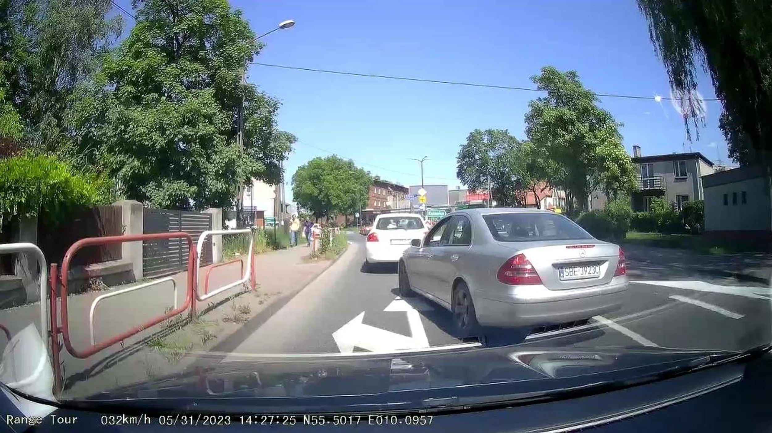 Pisowski dzieciorób, co się sprzedał za 500 złotych, patus, psychol. Wpycha się przed maskę z dużą prędkością, zajeżdża drogę, a następnie utrudnia ruch i blokuje przejazd mimo pierwszeństwa. Wykrzykuje coś przez okno, a na koniec pluje na mój samochód LECZ SIĘ!!!!!!