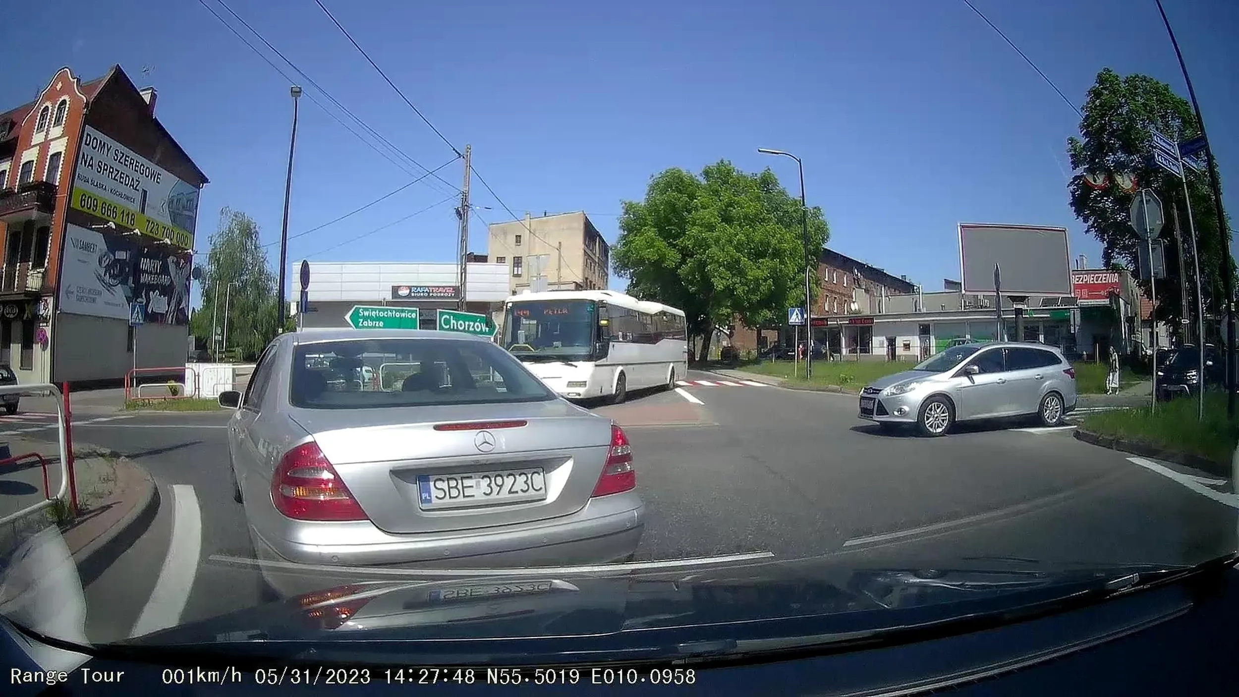 Pisowski dzieciorób, co się sprzedał za 500 złotych, patus, psychol. Wpycha się przed maskę z dużą prędkością, zajeżdża drogę, a następnie utrudnia ruch i blokuje przejazd mimo pierwszeństwa. Wykrzykuje coś przez okno, a na koniec pluje na mój samochód LECZ SIĘ!!!!!!