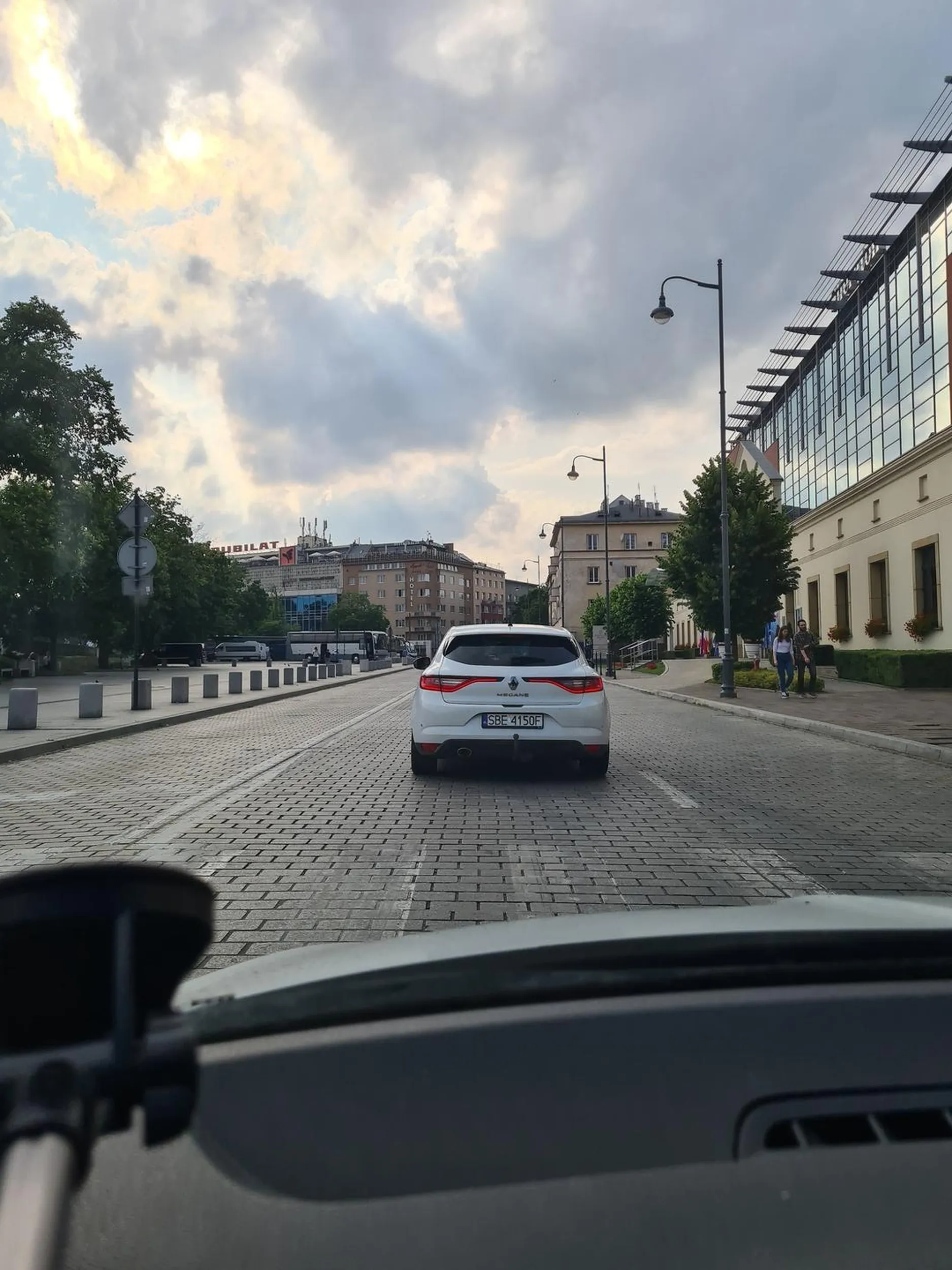 Kierowca wymusza pierwszeństwo