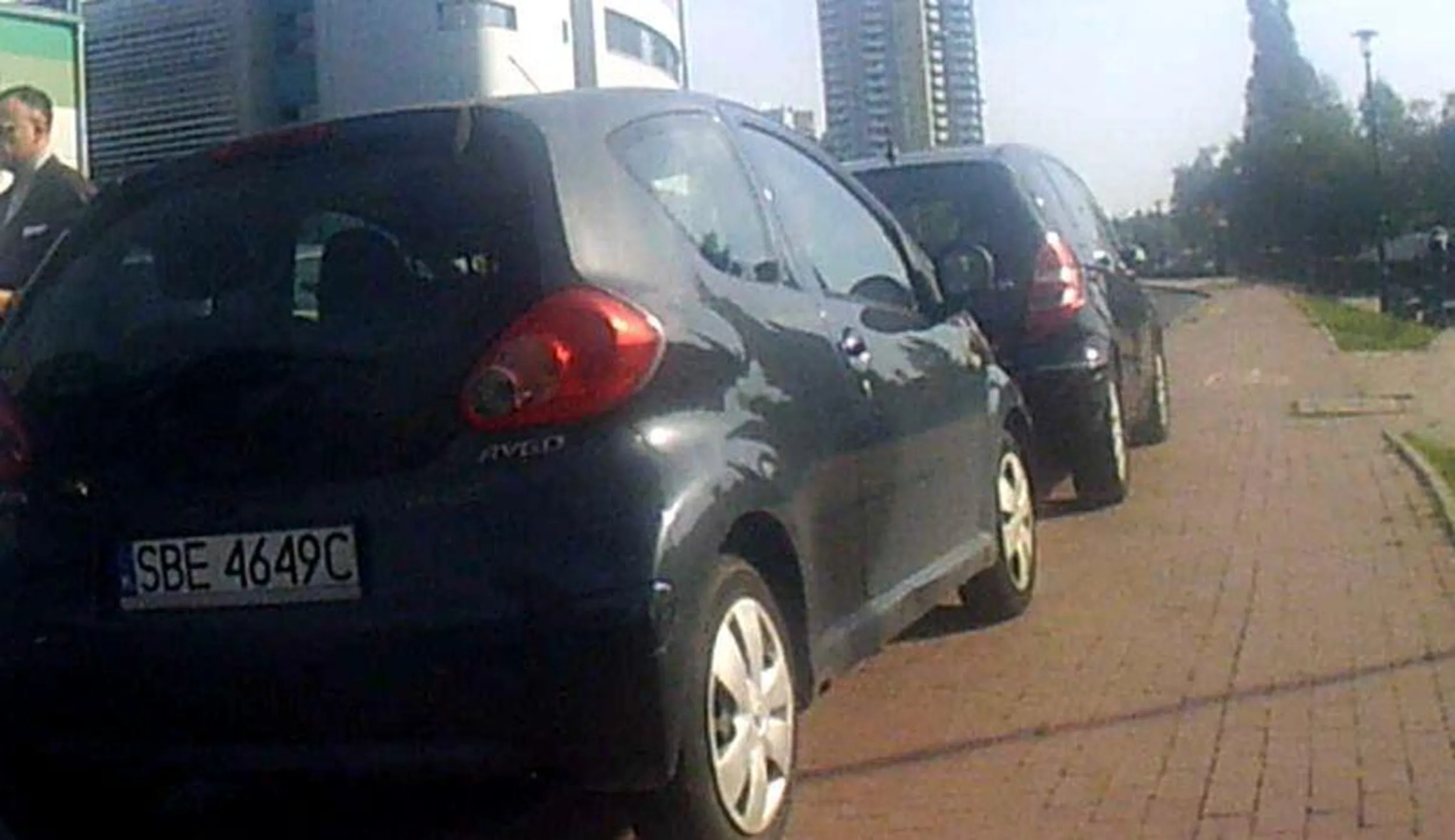 Tak cuchnąca patologia parkuje auto na drodze dla rowerów. Świnia na parking 5 zł nie ma, ale za darmo pakuje chętnie na drodze.