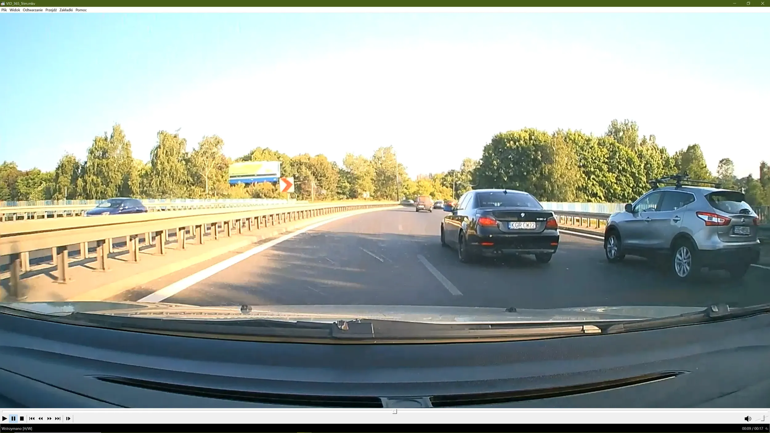 Jeździ na" zderzak", widząc że pas blokuje inny pojazd, nie reaguje na komunikaty.Ostatecznie zjeżdża z trasy.