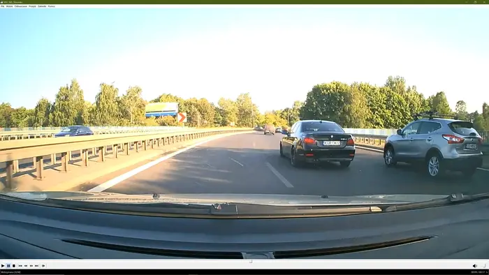 Jeździ na" zderzak", widząc że pas blokuje inny pojazd, nie reaguje na komunikaty.Ostatecznie zjeżdża z trasy.