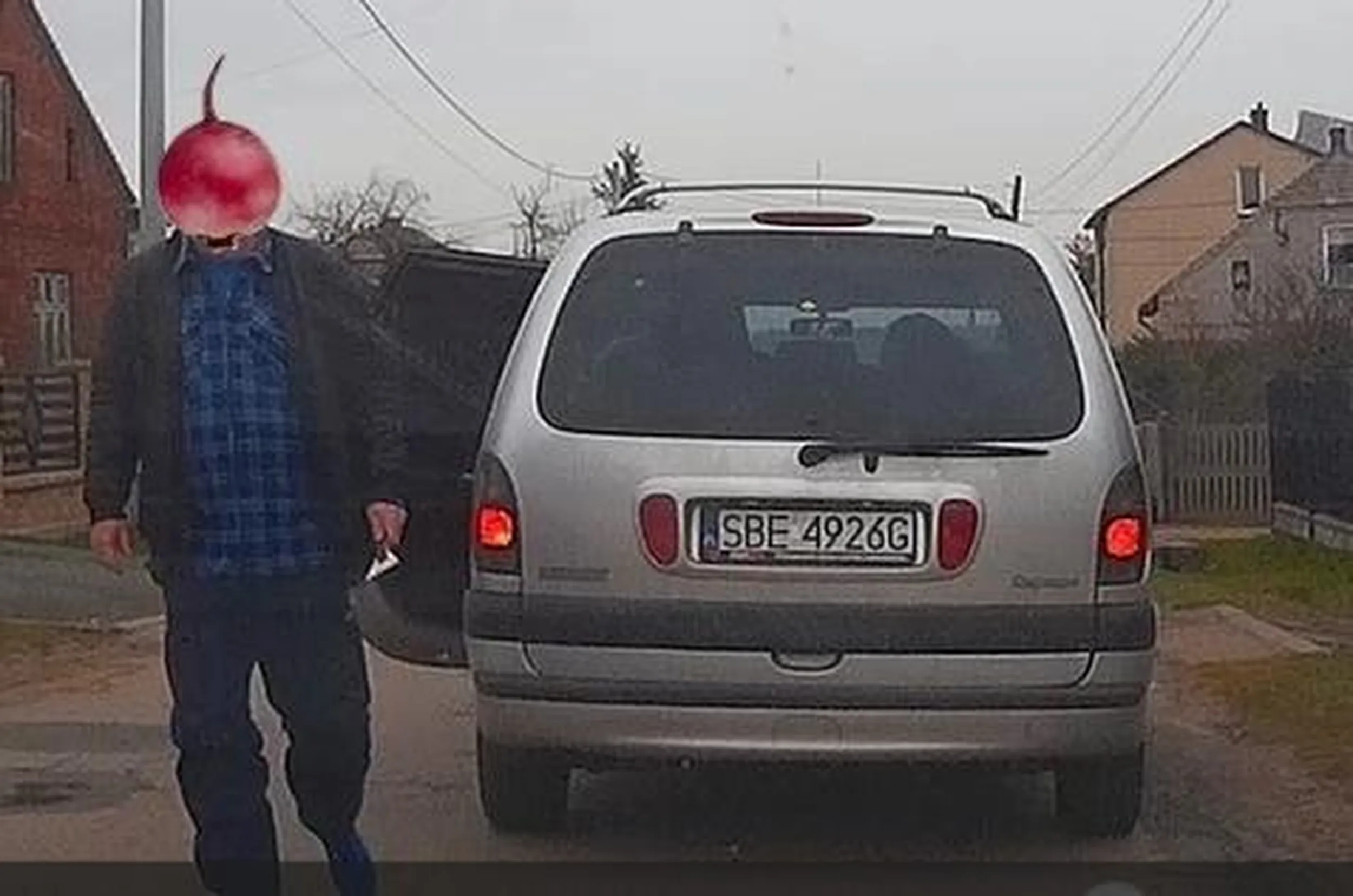 UWAGA ! Agresywny oszołom, który zapierdala po krętych, górzystych wiejskich dróżkach w terenie gęstych zabudowań. Niebezpieczny dla włączających się do ruchu jak i tych, którzy już w nim uczestniczą. Przy próbie zwrócenia uwagi na swoją buraczaną postawę zajeżdża drogę i wyskakuje ze skrobaczką do szyb xD. Wsadź sobie ją w dupę ! Może będziesz jeździł grzeczniej ze skrobaczką w dupie zamiast kija!