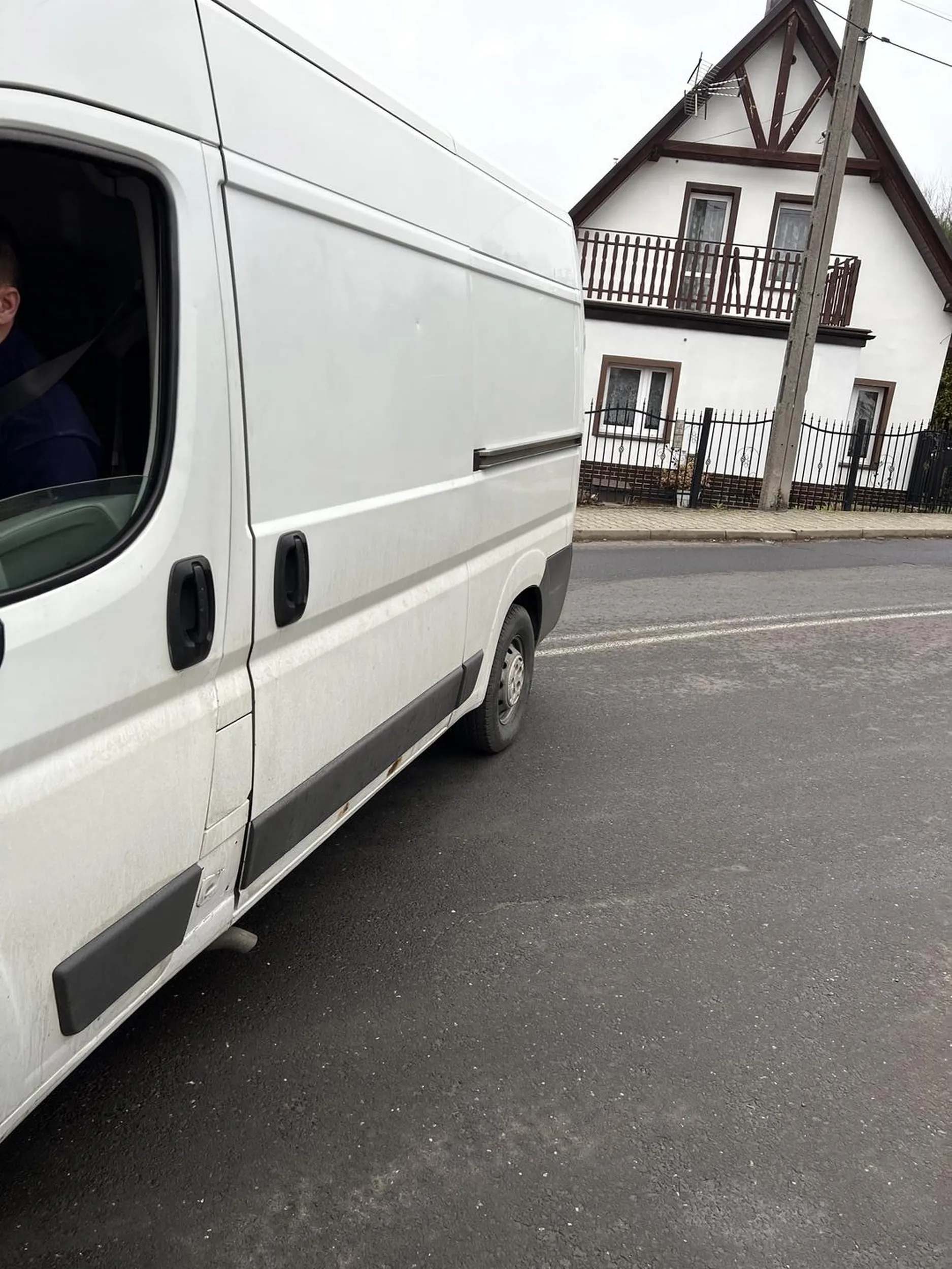 Kierujący nie potrafi wyjechać poprawnie ze skrzyżowania - przecina linie podwójna ciągła - jeszcze ma pretensje wyzywa jest wulgarny BURAK