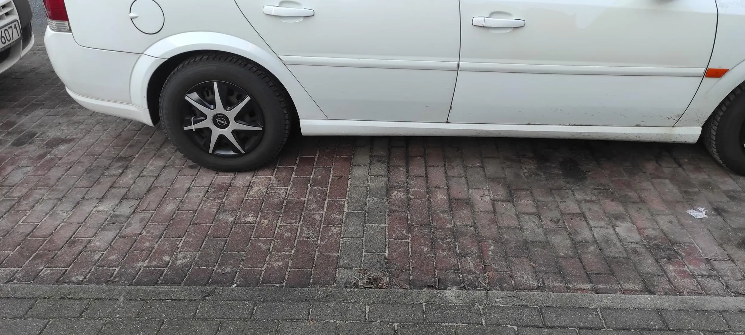 Skończony kretyn bez wyobraźni. Linia oddzielająca miejsca parkingowe pod środkiem samochodu, a przed nim miejsca na tyle, że najwyżej quadem się można zmieścić.