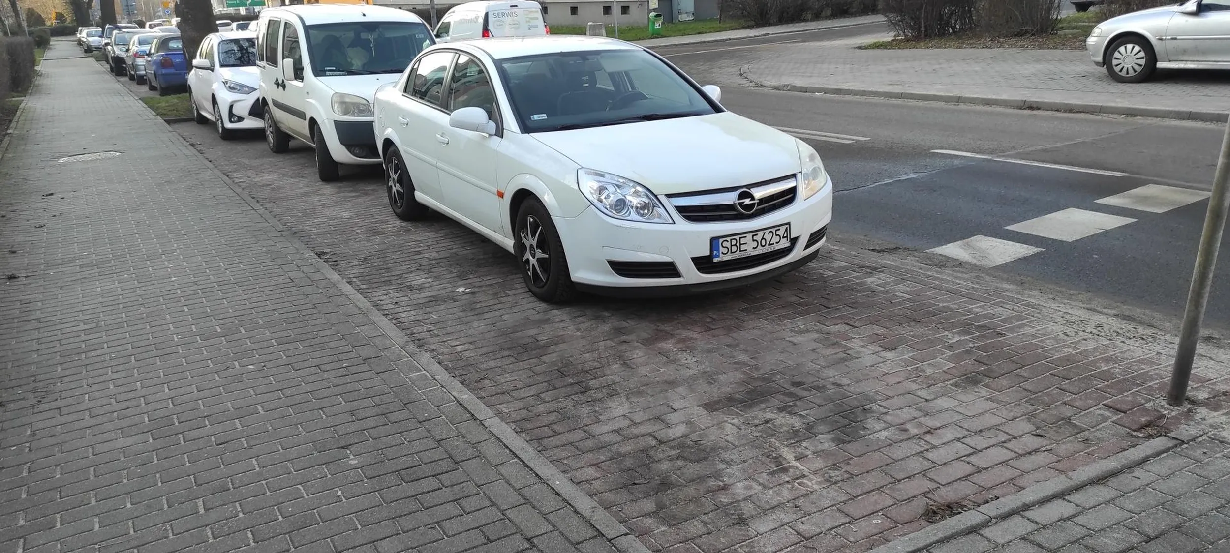 Skończony kretyn bez wyobraźni. Linia oddzielająca miejsca parkingowe pod środkiem samochodu, a przed nim miejsca na tyle, że najwyżej quadem się można zmieścić.