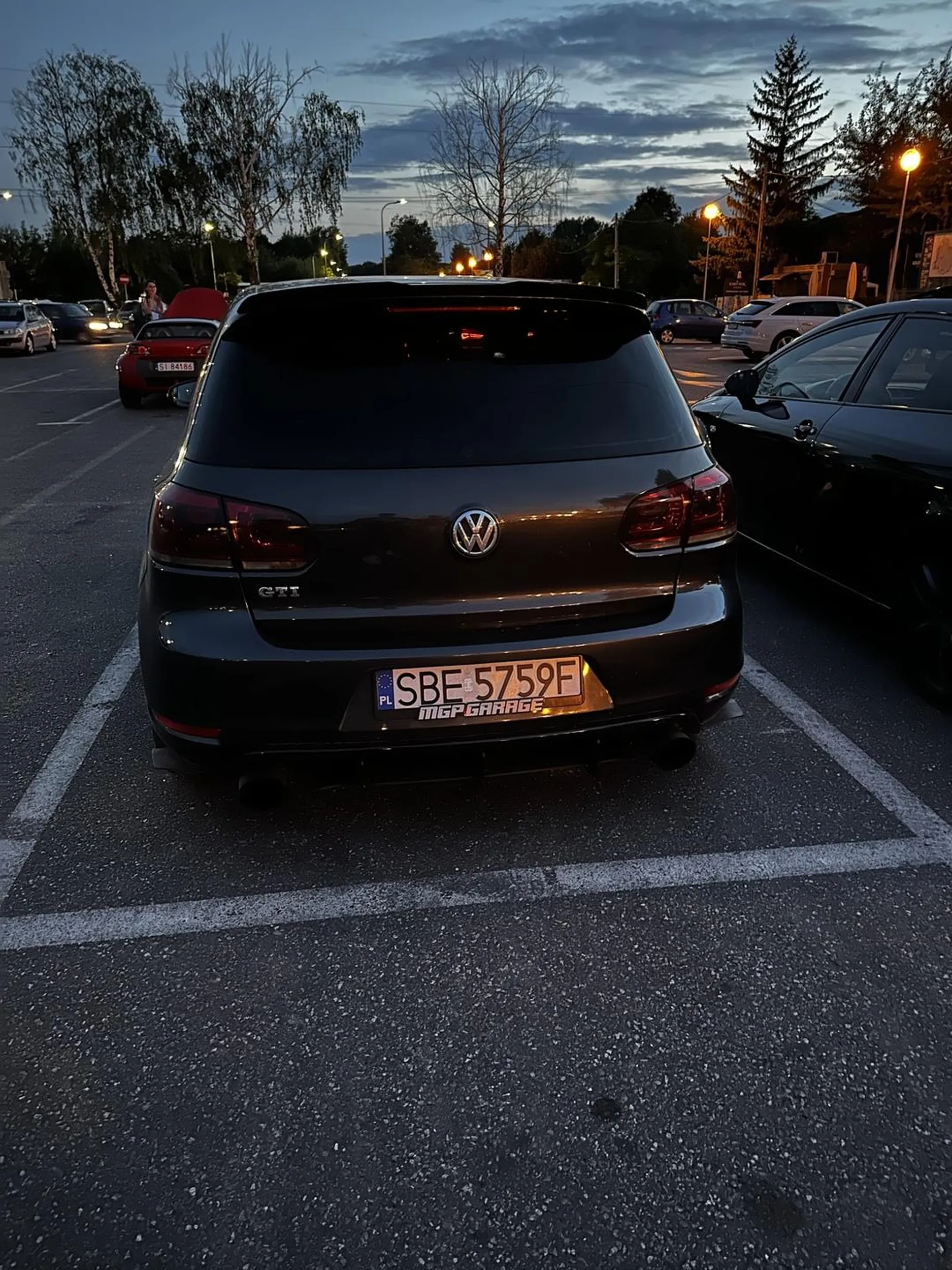 Kierowca wybiegł do mnie na światłach z jakimś dildosem w ręce i krzyczał ze mam wypierdalac z lewego pasa (to była droga jednopasmowa)