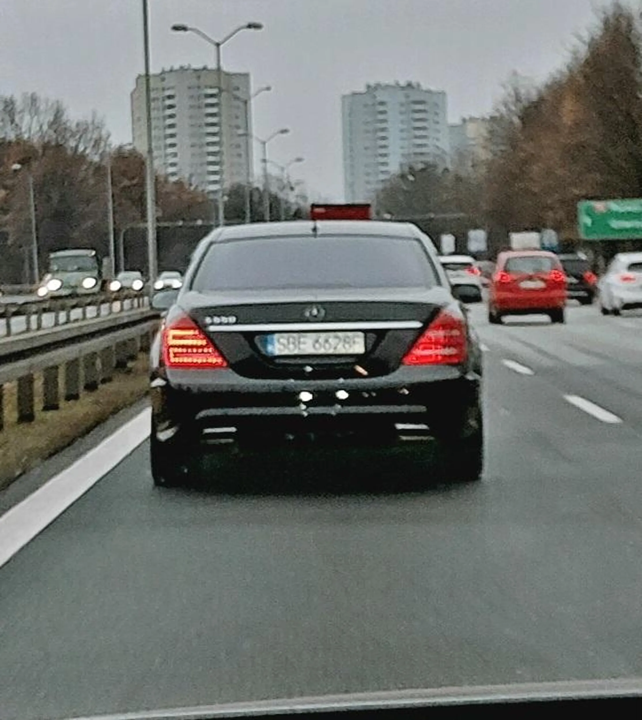 Seba z Betlejem ( SBE ) wymusza pierwszeństwo starym mercedesem, myśląc że, prowadzi nowego McLarena