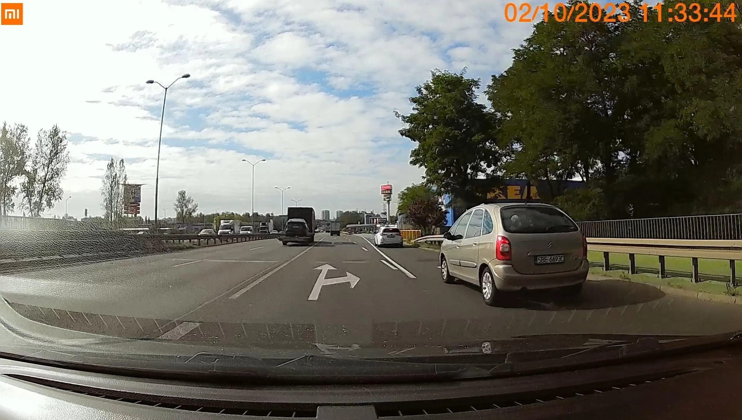 Uchylnięty babsztyl zajeżdża drogę, manewry pirata drogowego. I to chyba z dzieckiem na pokładzie w drodze do Ikei w Katowicach.