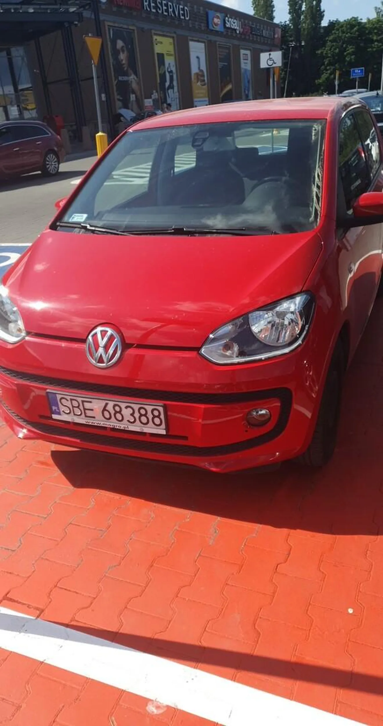 Stara baba zajmuje miejsce dla osób z małymi dziećmi A przyjechała i pojechała sama