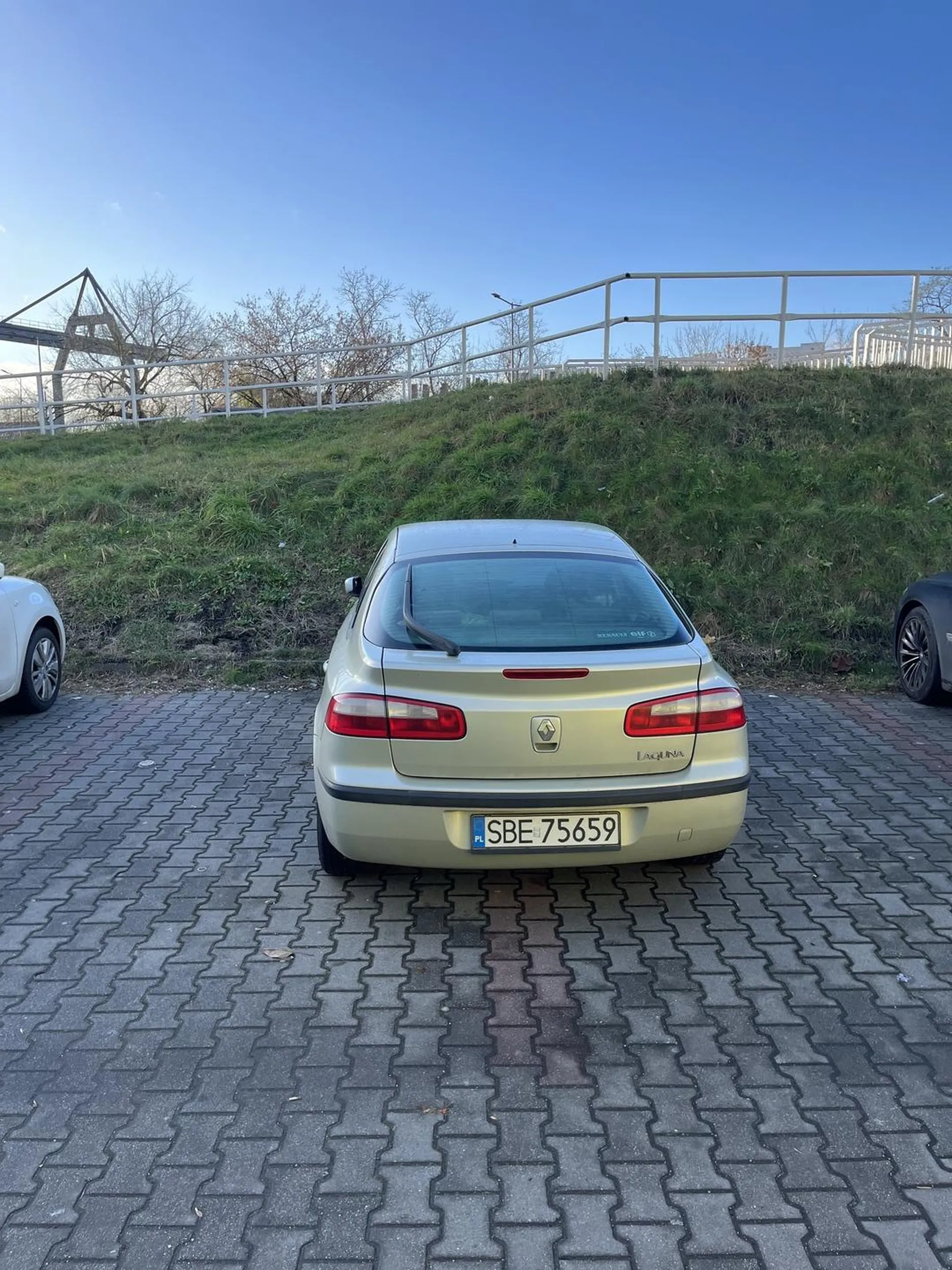 syn jakiejs glupiej cipy parkujacy na 2 miejscach jakims gratem