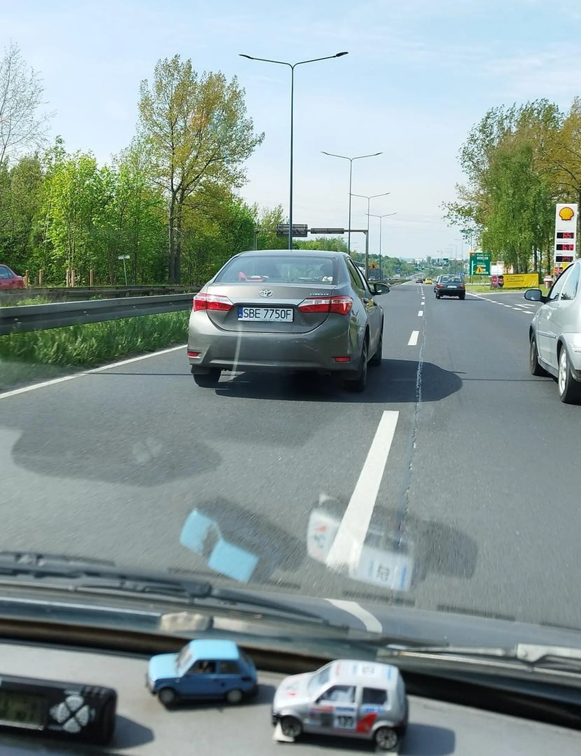 Pani z Toyoty jeździ lewym pasem 70 km/h na trasie nie przepuszczając nikogo mimo mrugania światłami i trąbienia po czym lekko hamuję.