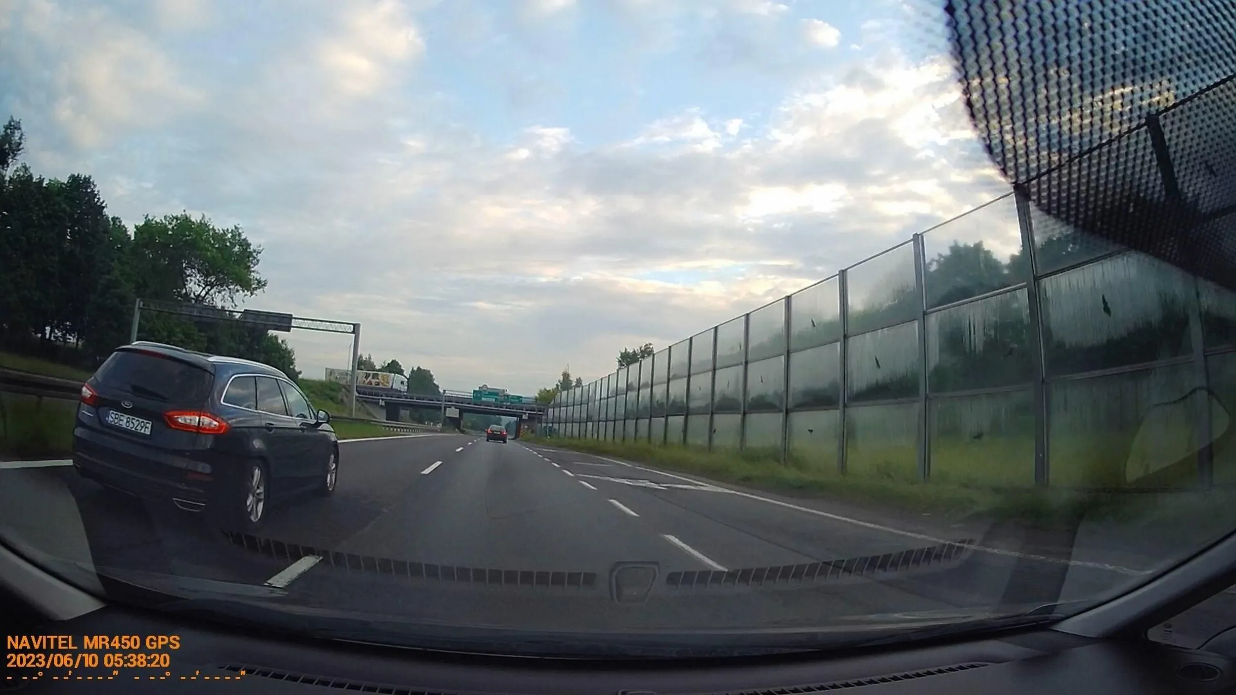 Znudzony życiem chłopiec udaje króla szos zajeżdżając drogę po to by za chwilę wyprzedzić i znowu zwolnić skacząc przy tym z pasa na pas na stosunkowo pustej drodze.