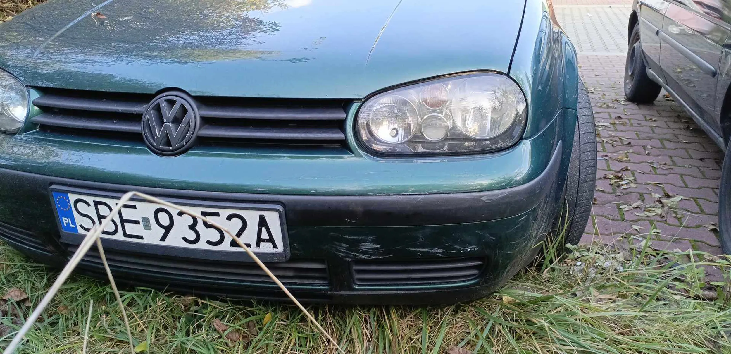 Kierowca walnął w tył pojazdu z dużą prędkością i natychmiastowo odjechał z miejsca zdarzenia. Jeździ jak pirat drogowy i brak honoru oraz przyzwoitości żeby chociaż się zatrzymać. Ma szczęście że dzieciom w samochodzie nic się nie stało.
