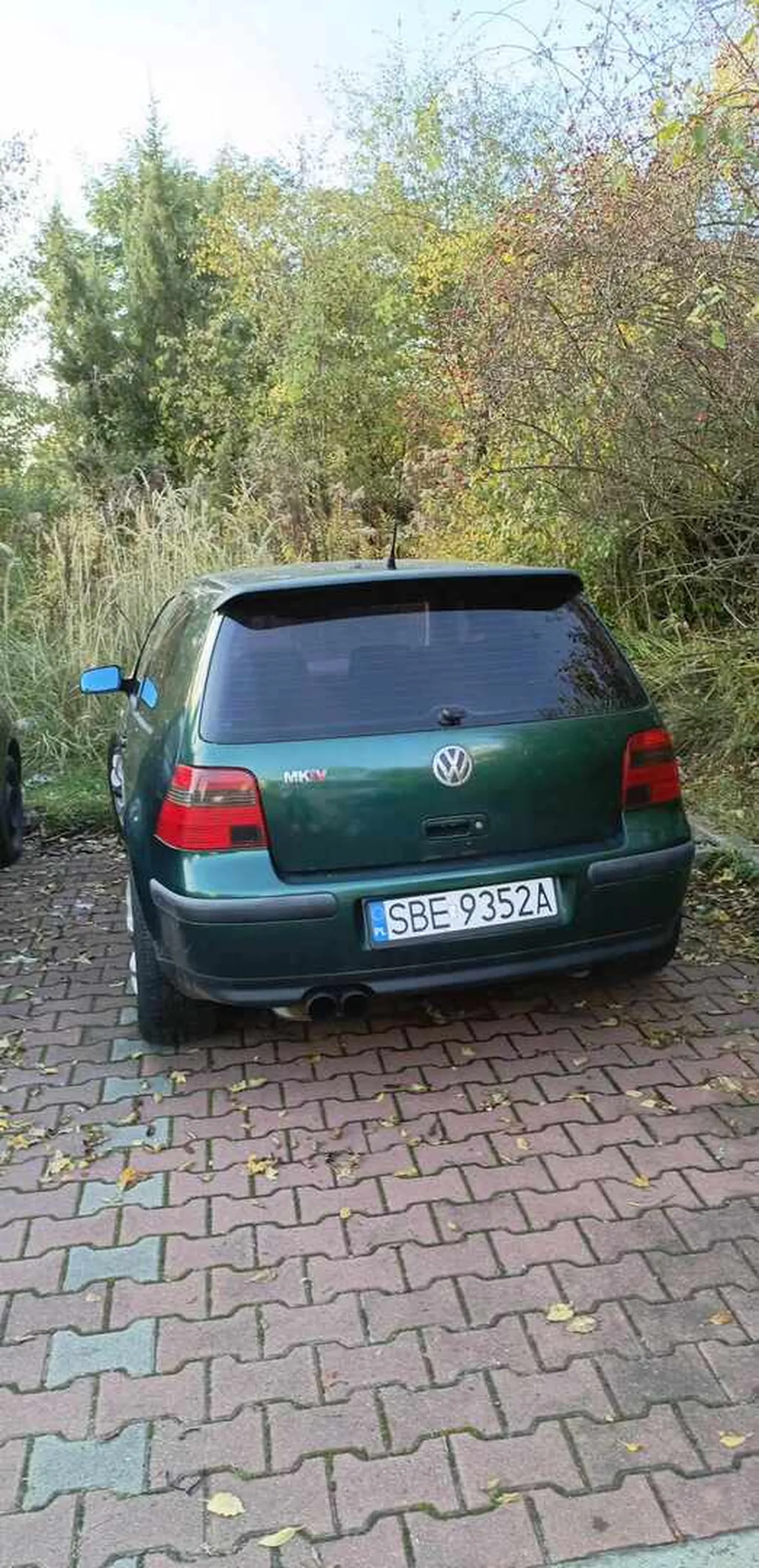 Kierowca walnął w tył pojazdu z dużą prędkością i natychmiastowo odjechał z miejsca zdarzenia. Jeździ jak pirat drogowy i brak honoru oraz przyzwoitości żeby chociaż się zatrzymać. Ma szczęście że dzieciom w samochodzie nic się nie stało.