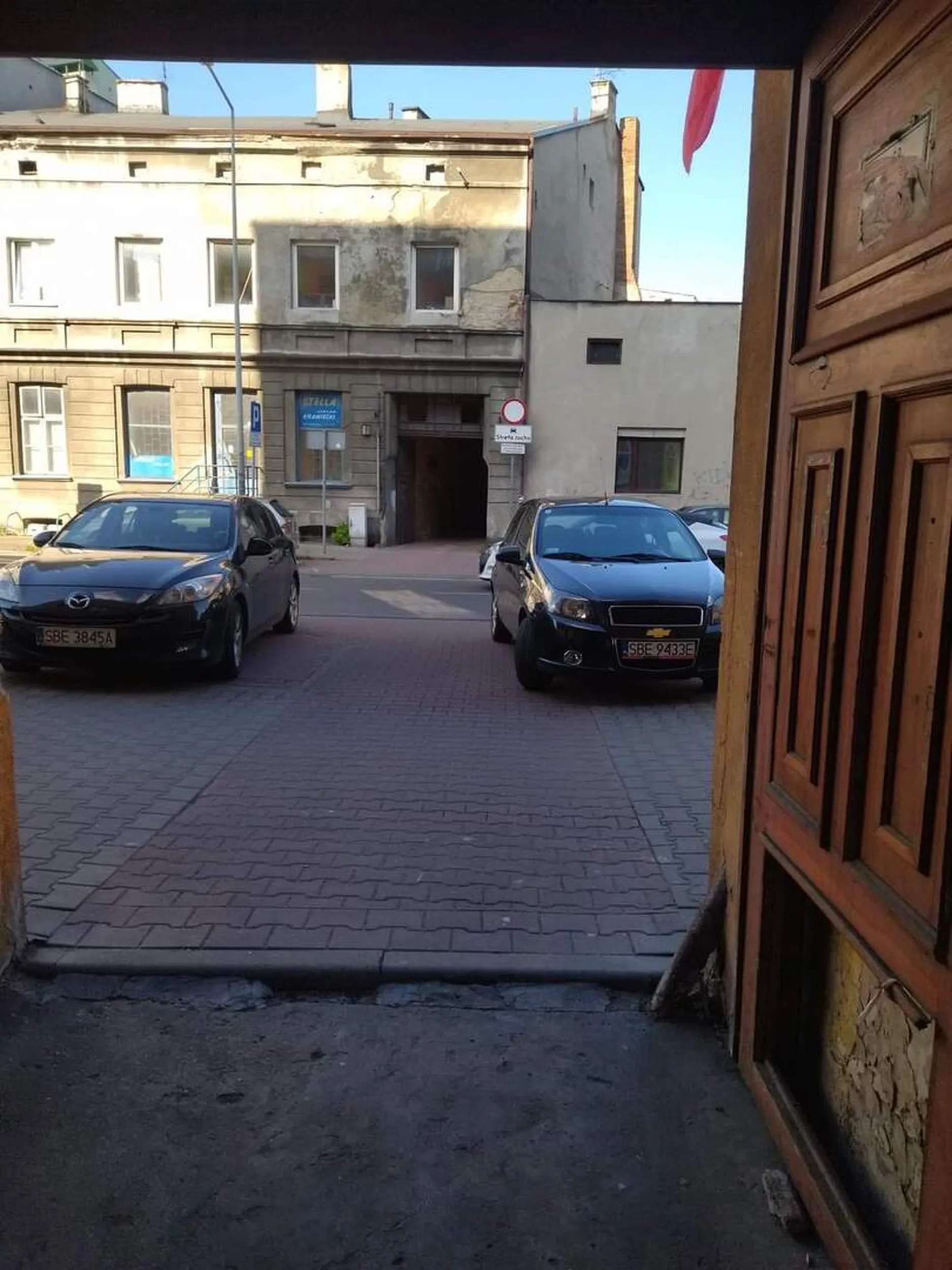 Zastawia bramę wjazdową