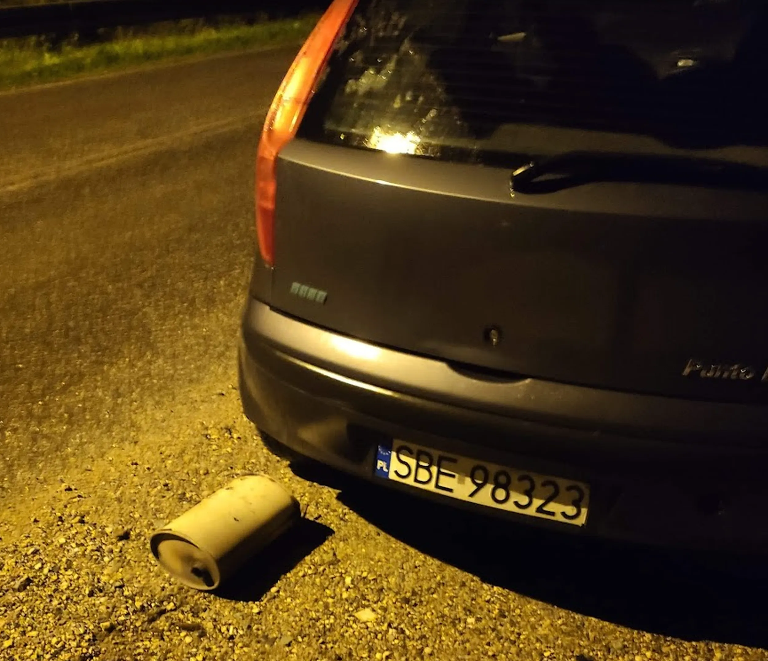 Tłumik mu tak szuroł jak po wiosce jechoł, że szok. Trzeba uważać jak jedzie się za tym Punto bo nie wiadomo czy coś z niego nie odpadnie i jeszcze komuś krzywdeęby zrobiło