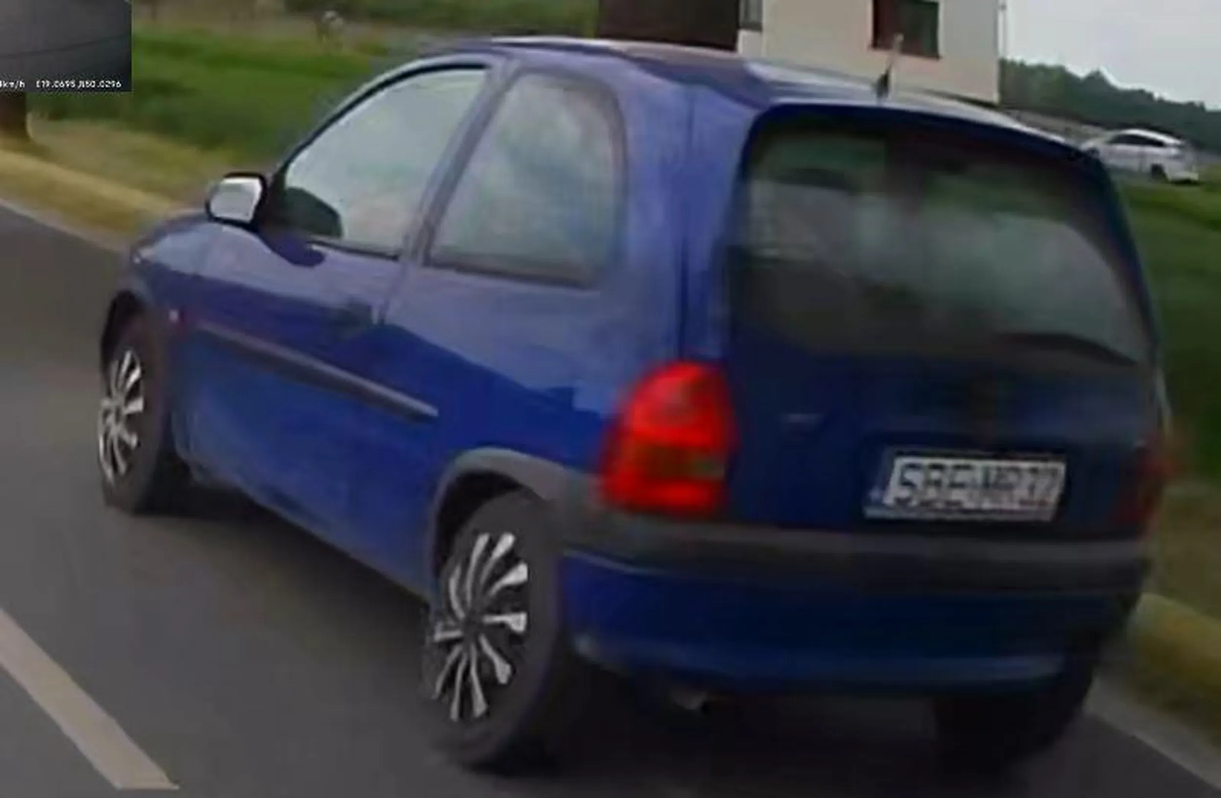 świateł brak, w ręce telefon. PIĘKNIA BEZKARNOŚĆ