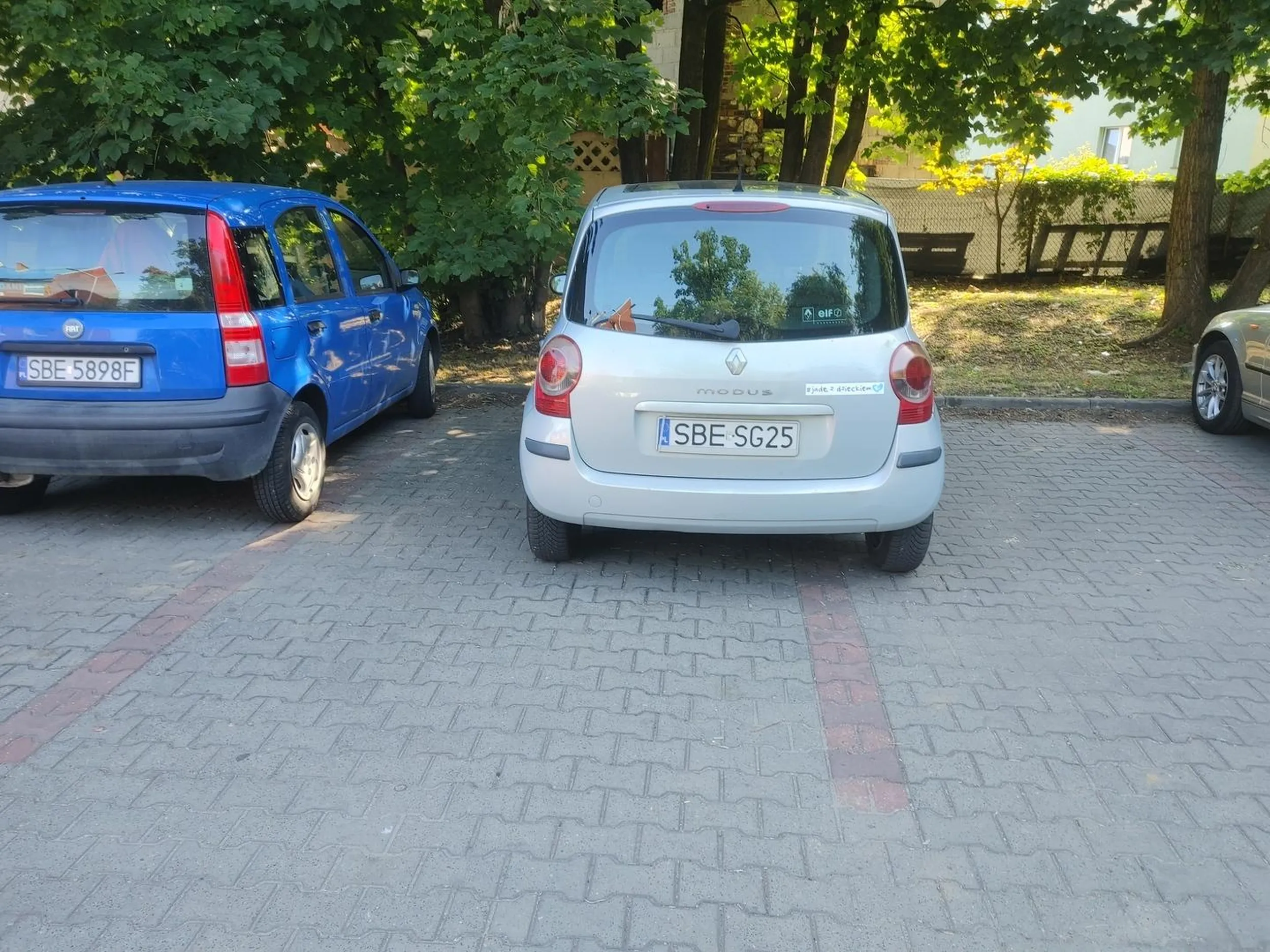 Wiem że ma pan/pani dziecko ale to nie usprawiedliwia do parkowania na 2 miejscach parkingowych ;) przynajmniej miejsce nie jest tłoczne i można znaleźć miejsce nieopodal