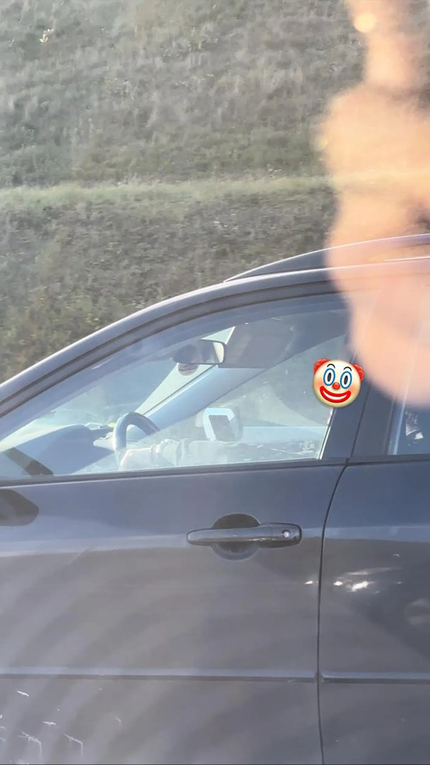 Chłop na autostradzie 130 i na telefonie napierdala