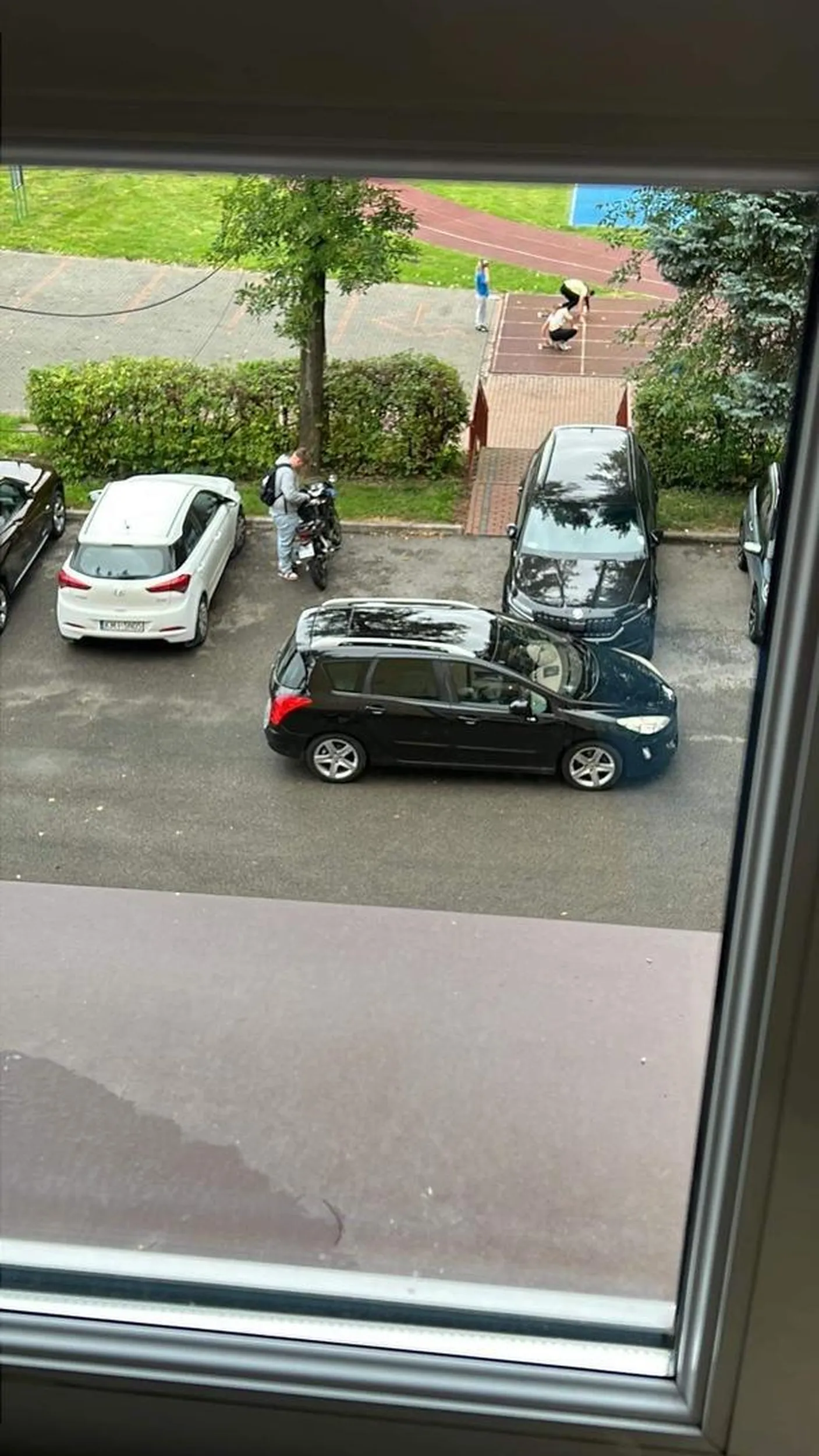 Pirat drogowy! Siedzi na zderzaku i mruga długimi, a jedziemy przez teren zabudowany. Poza tym nie umie parkować, ostatnio przyblokował 2 auta.