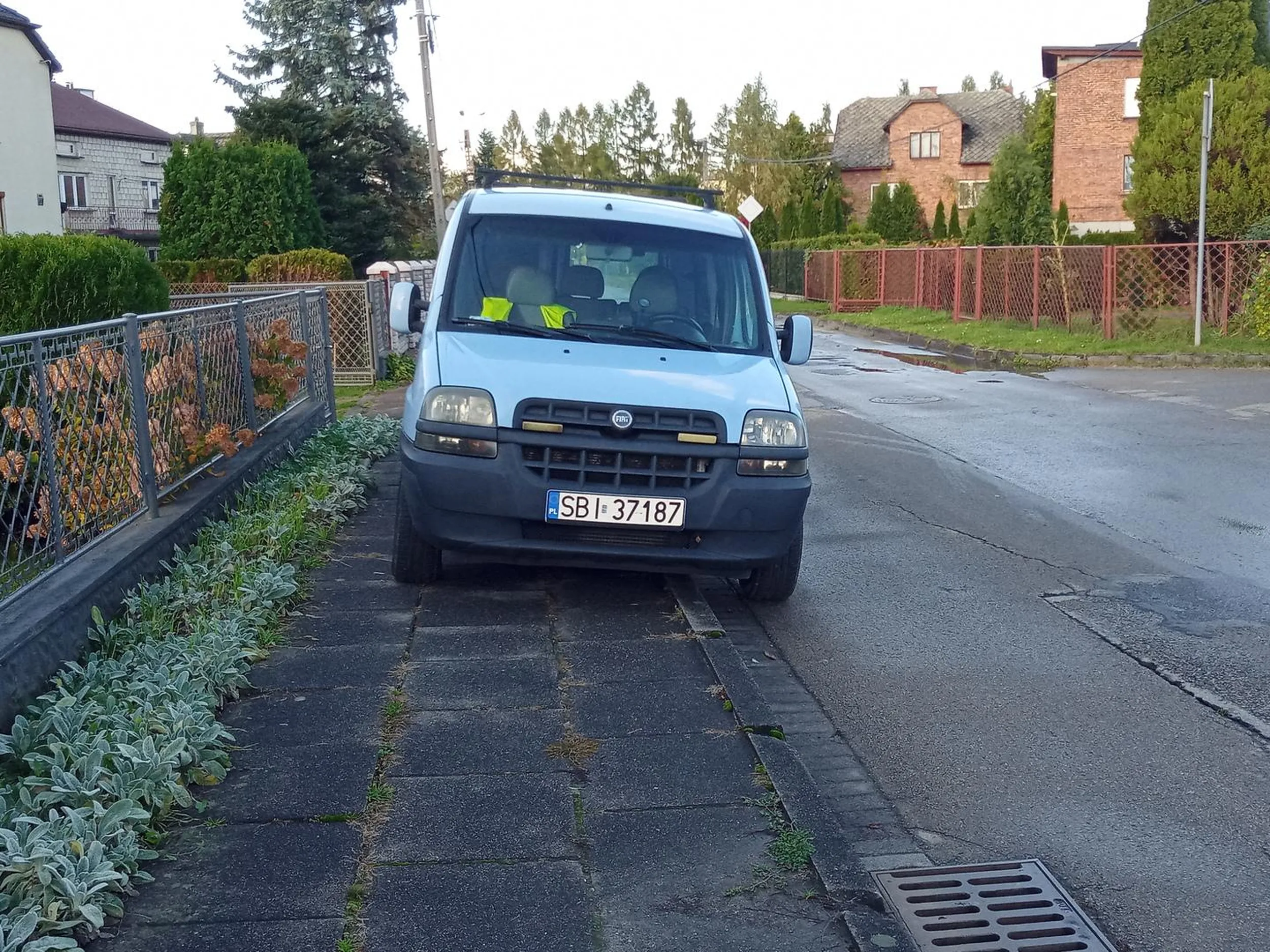 Auto zaparkowane tak, ze trzeba przechodzic bokiem.