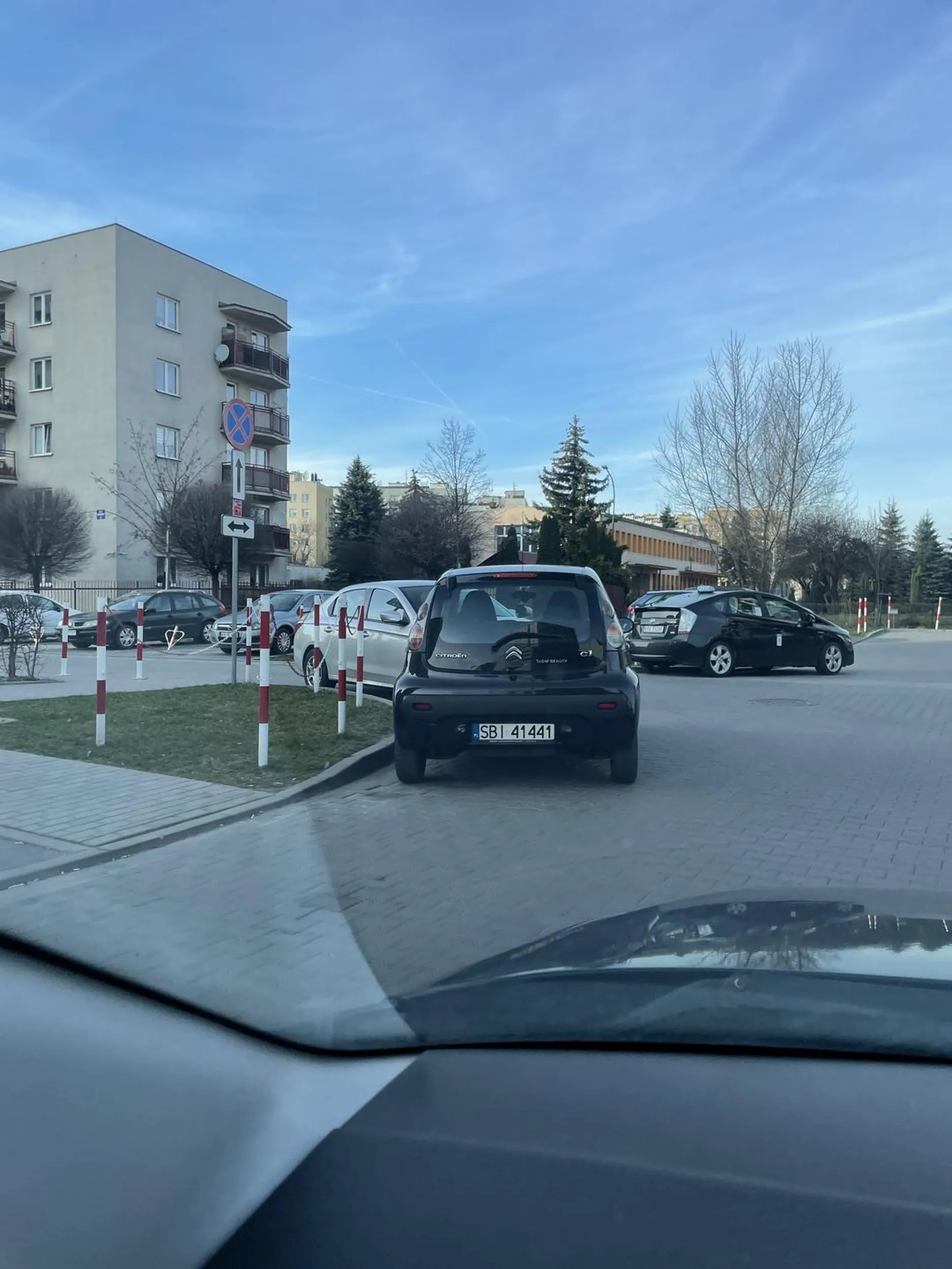 Burak stoi na środku skrzyżowania na osiedlu i stwarza zagrożenie, wymuszając na innych ścinanie zakrętu.