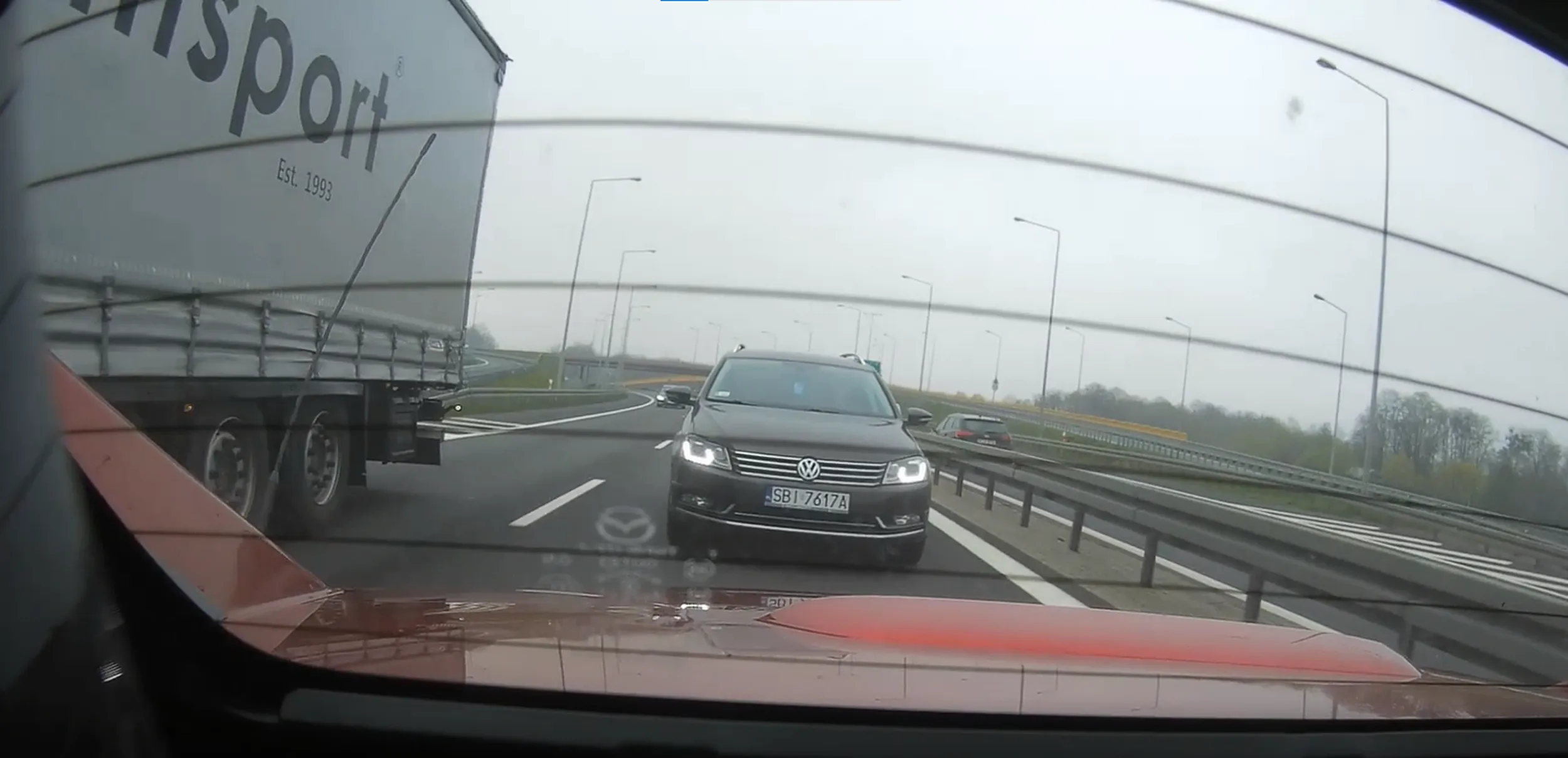 Mruga światłami i jedzie na zderzaku na drodze ekspresowej S52 podczas wyprzedzania samochodów ciężarowych.