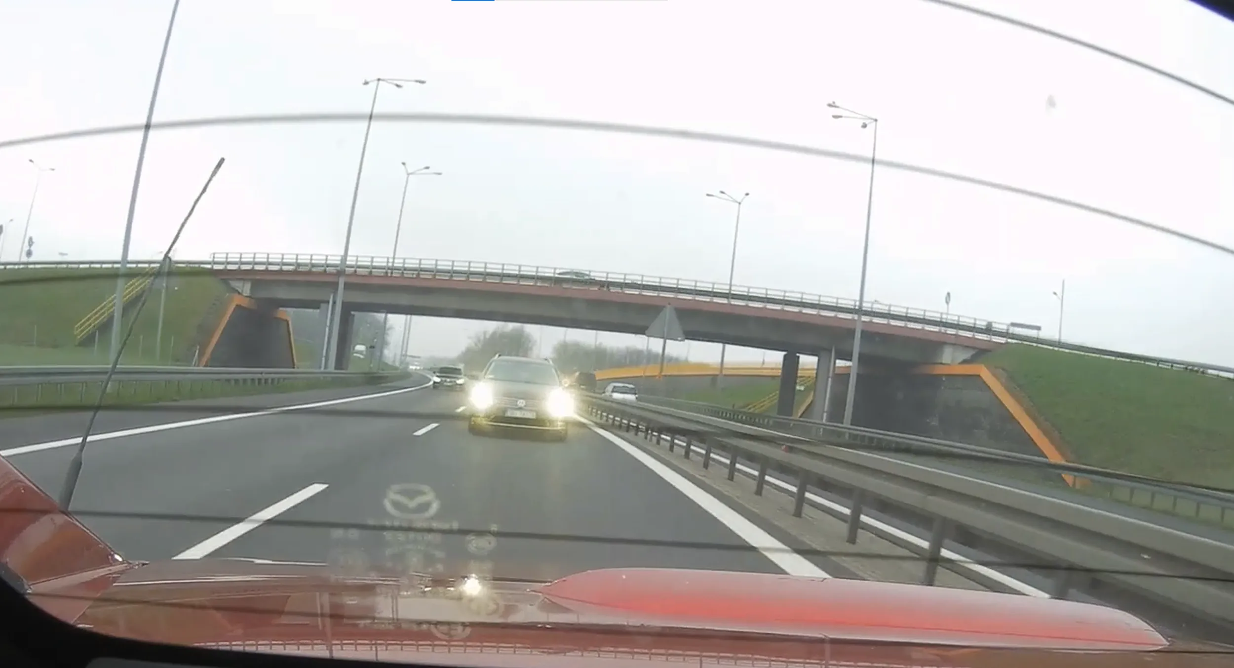 Mruga światłami i jedzie na zderzaku na drodze ekspresowej S52 podczas wyprzedzania samochodów ciężarowych.