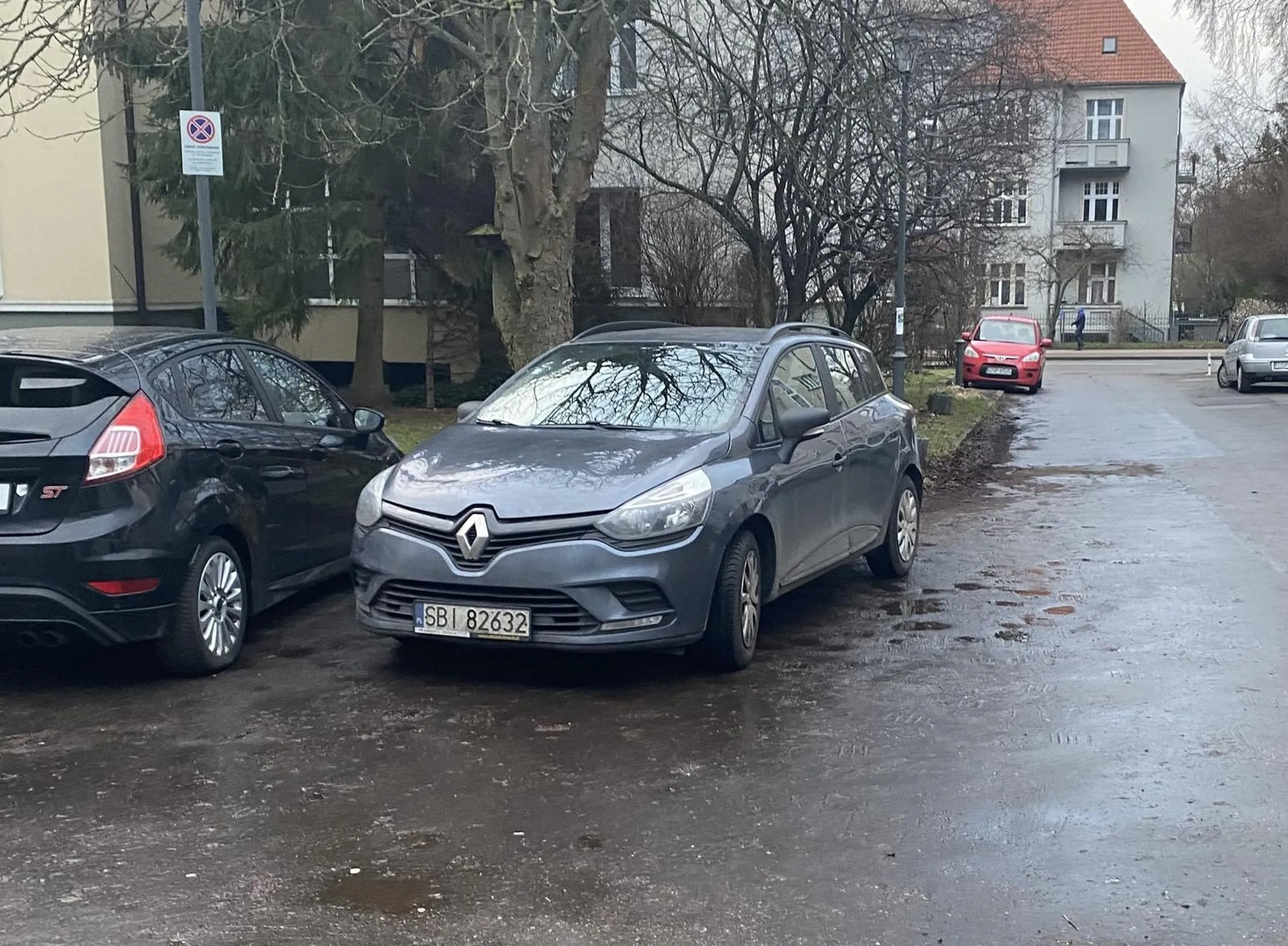 Blokuje miejsce parkingowe przeznaczone dla mieszkańców budynku