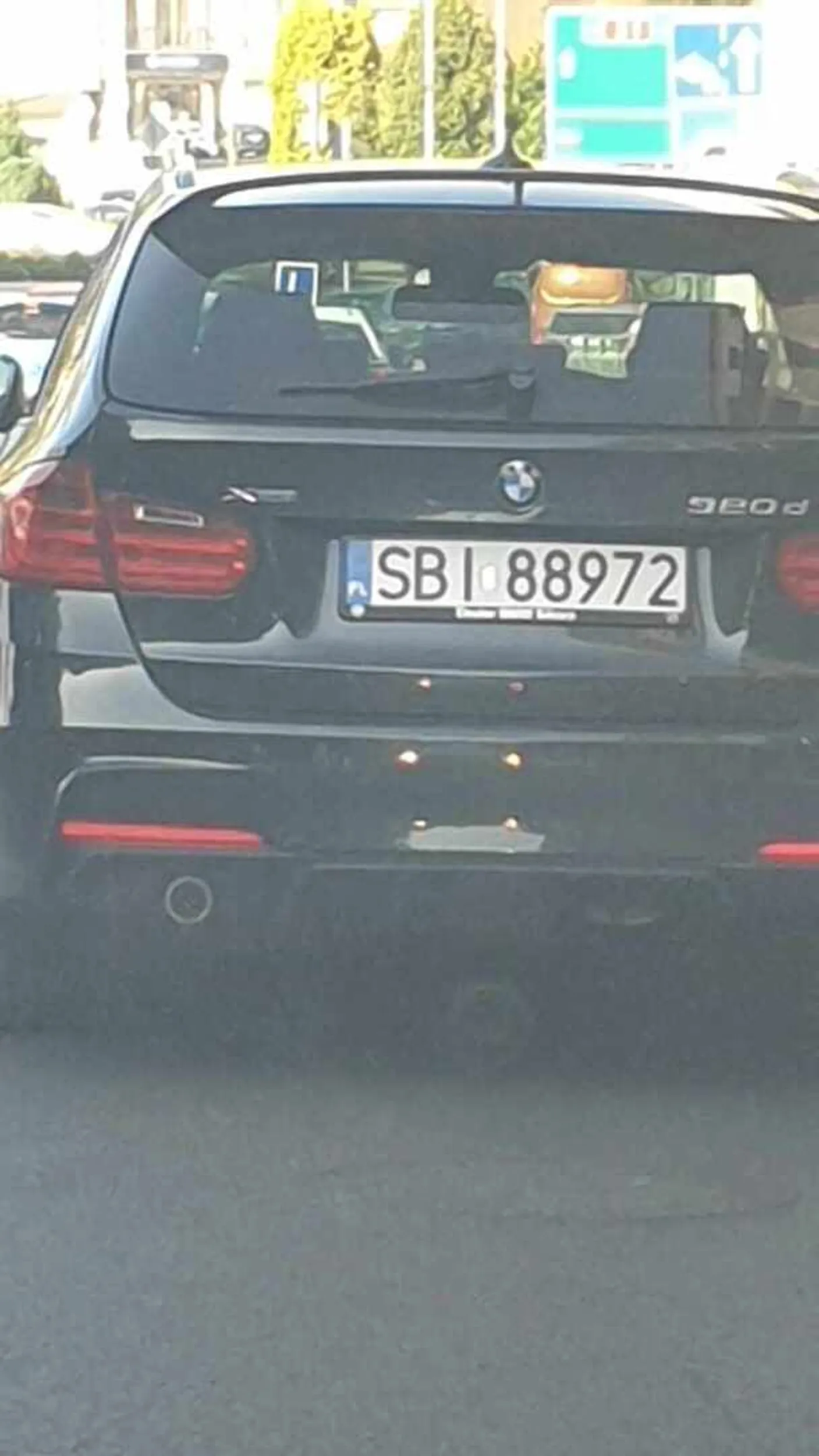 Szkoda że opiekun/rodzic nie potrafi ogarnąć swojego dziecka które wyrzuca przedmioty podczas jazdy na ulice. Brak słów.