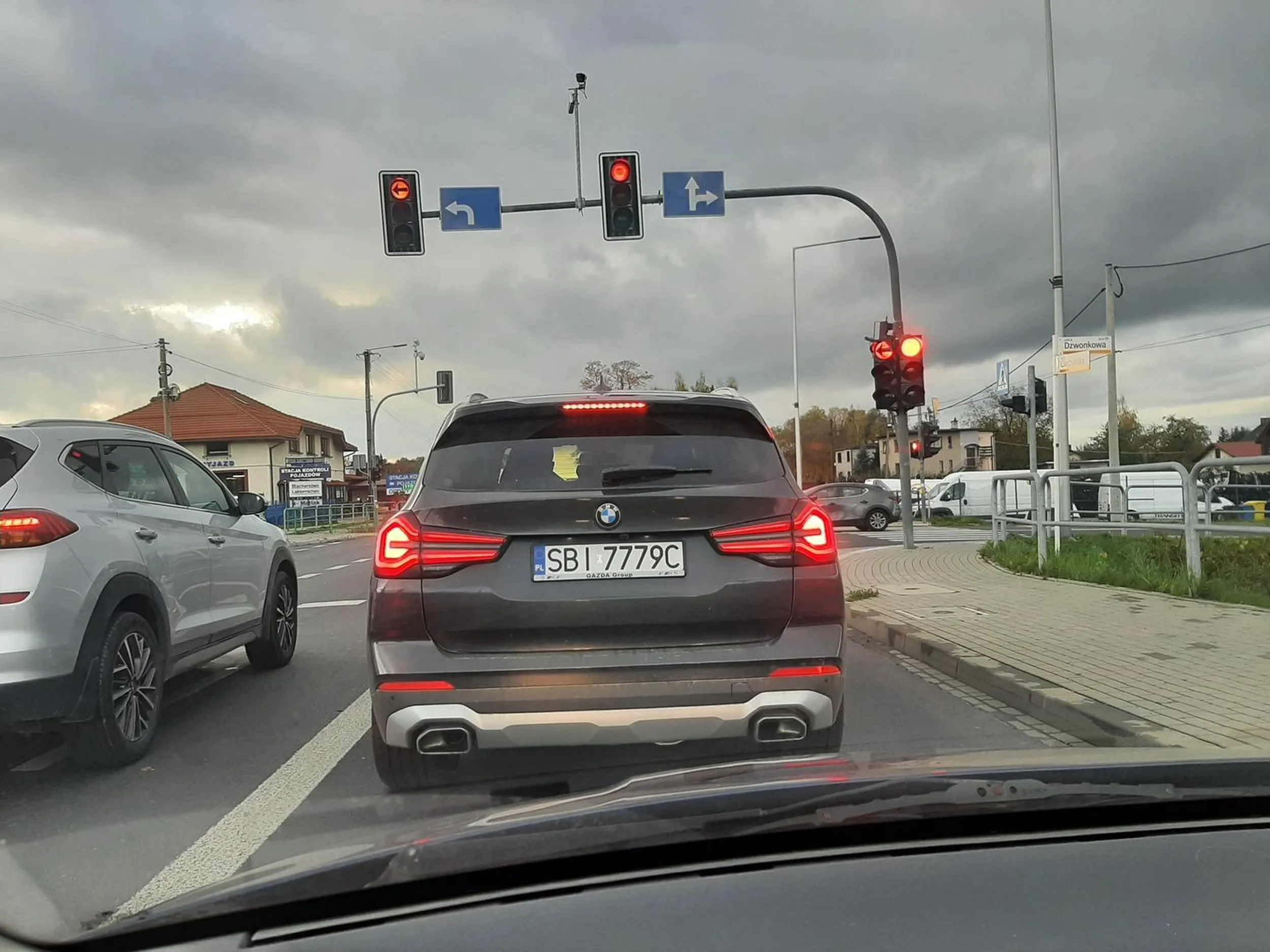 Cholerny dupek jedzie 90km/h przy dozwolonych 30, wyprzedza prawym pasem, jedzie pod prąd na rondzie prawie powodując wypadek. Takiego starego idioty jeszcze nie spotkałam, gdyby nie dobre hamulce to już byśmy oboje nie żyli.