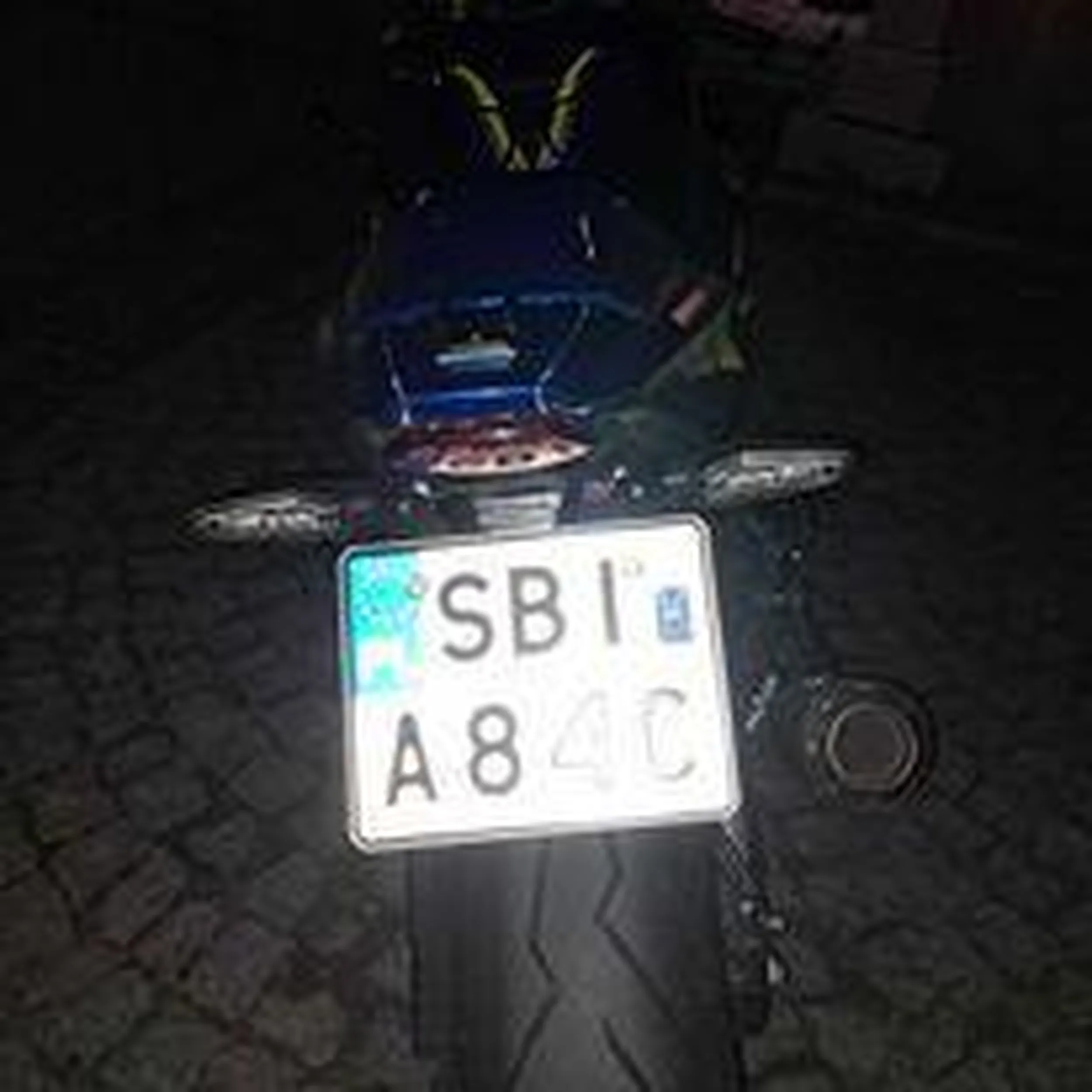 Za duża moc wypadek miała już 2 razy, niebezpieczna nieuważna jazda Motorem zero odstępu. Obejma od rury wydechowej odpadła i dziura tylnym zderzaku.