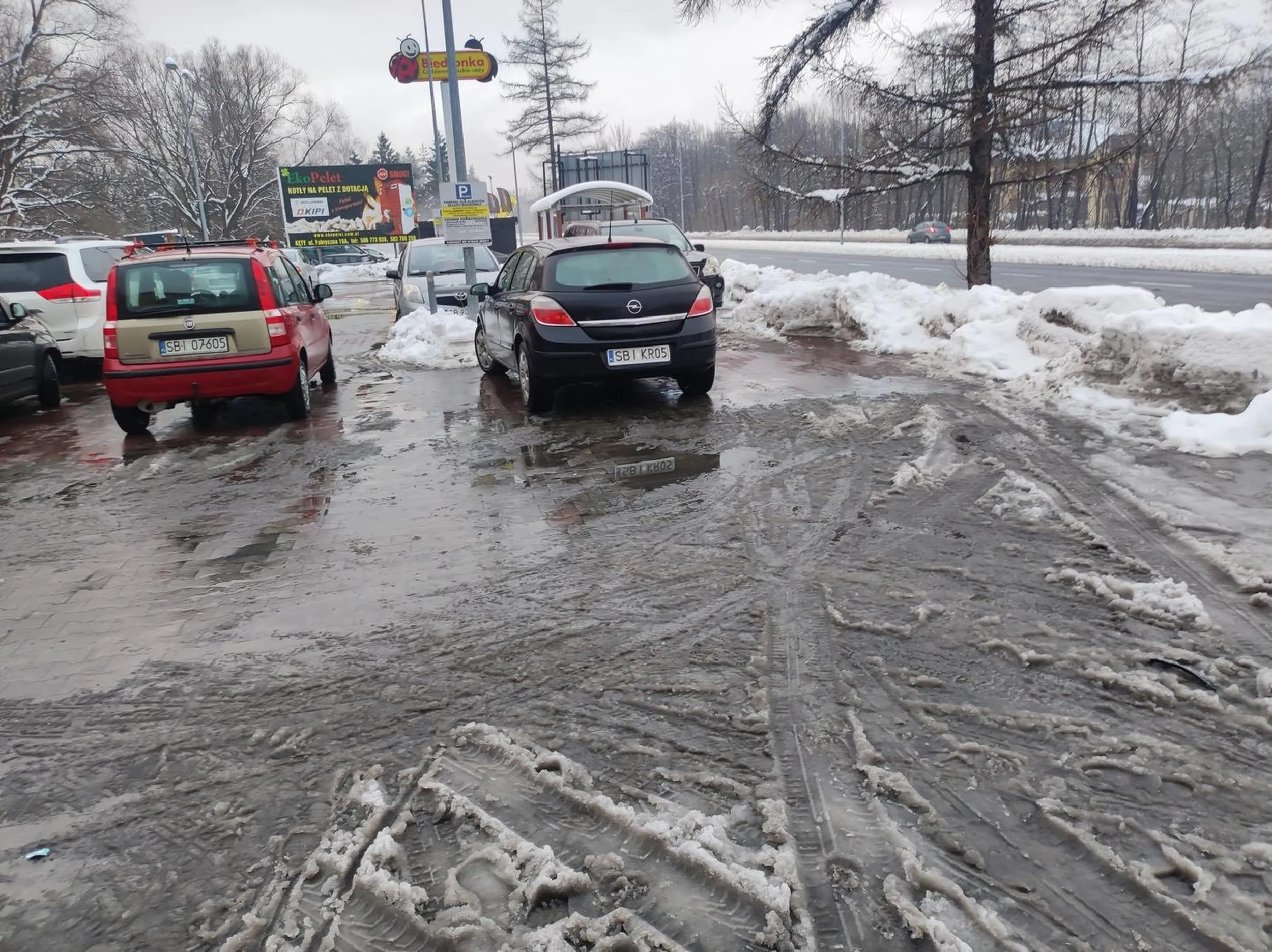 Tak się parkuje w Bielsku na parkingu przy Biedronce koło hotel Vienna. Pozdro dla kierowcy.