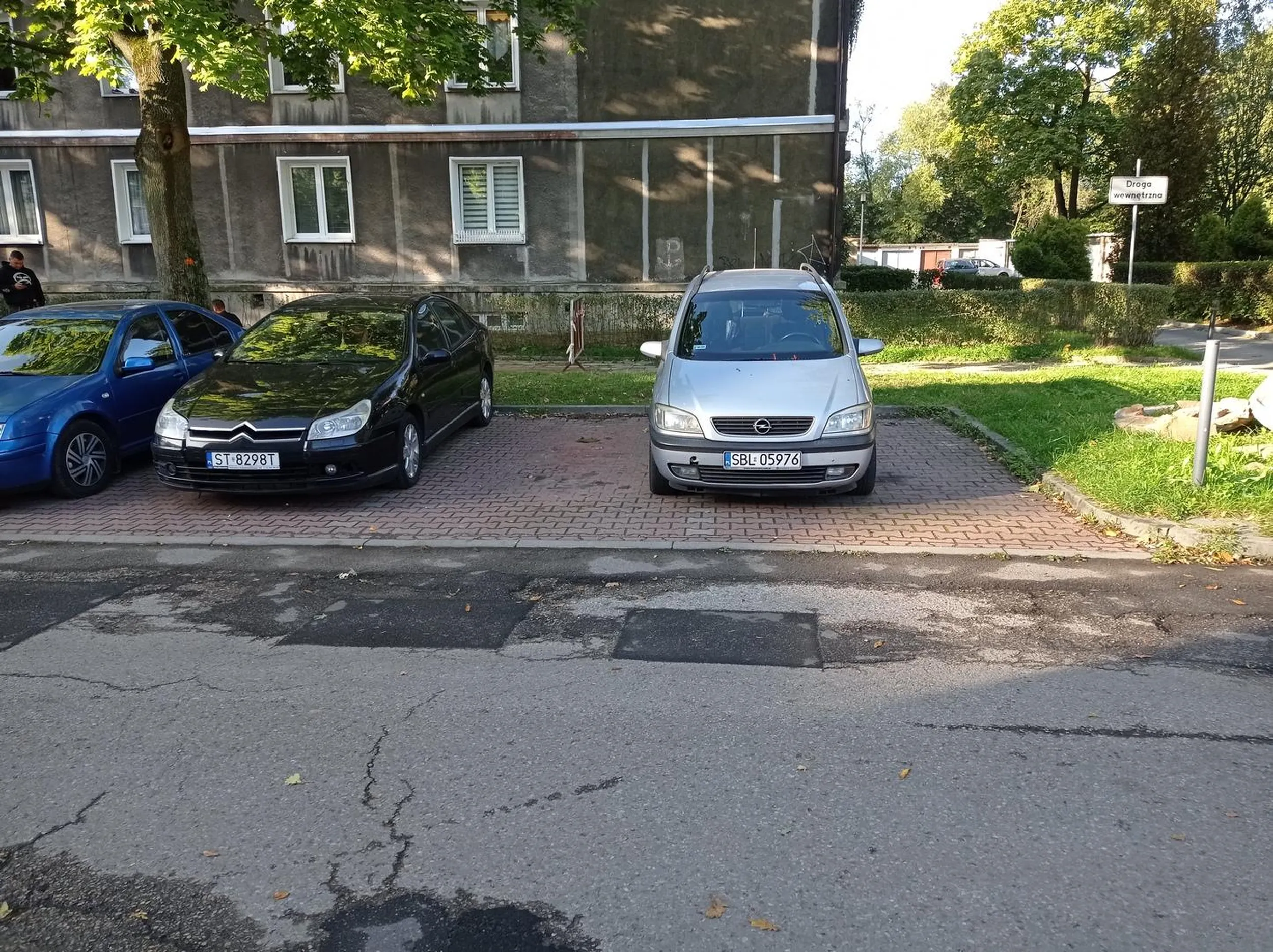 Parówa staje na dwóch miejscach parkingowych.
