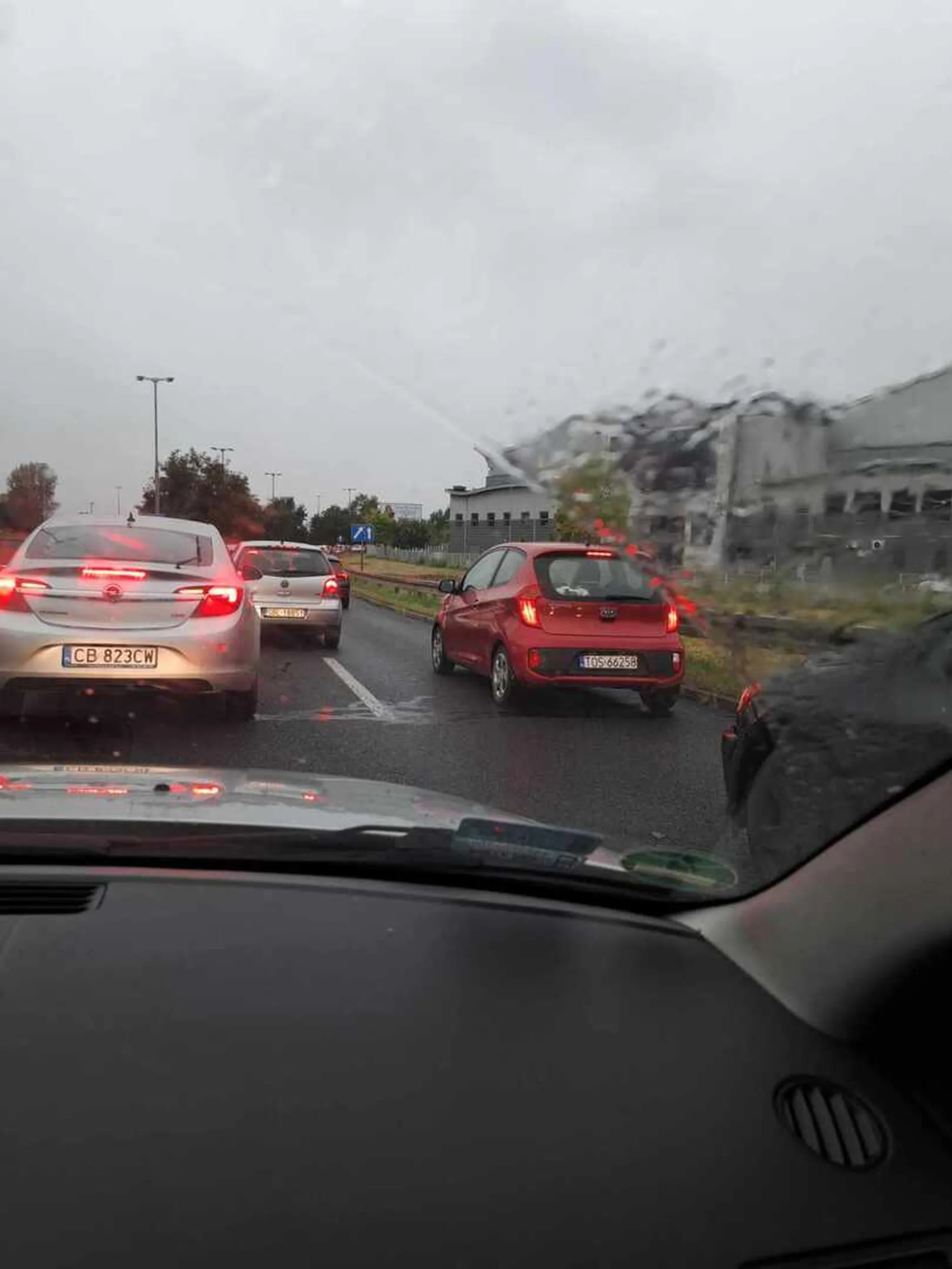 Człowieku, są 2 pasy, żeby jeździć dwoma, a nie bawisz sie w szeryfa i jeździsz środkiem i każdego blokujesz. Puknij się w łeb.