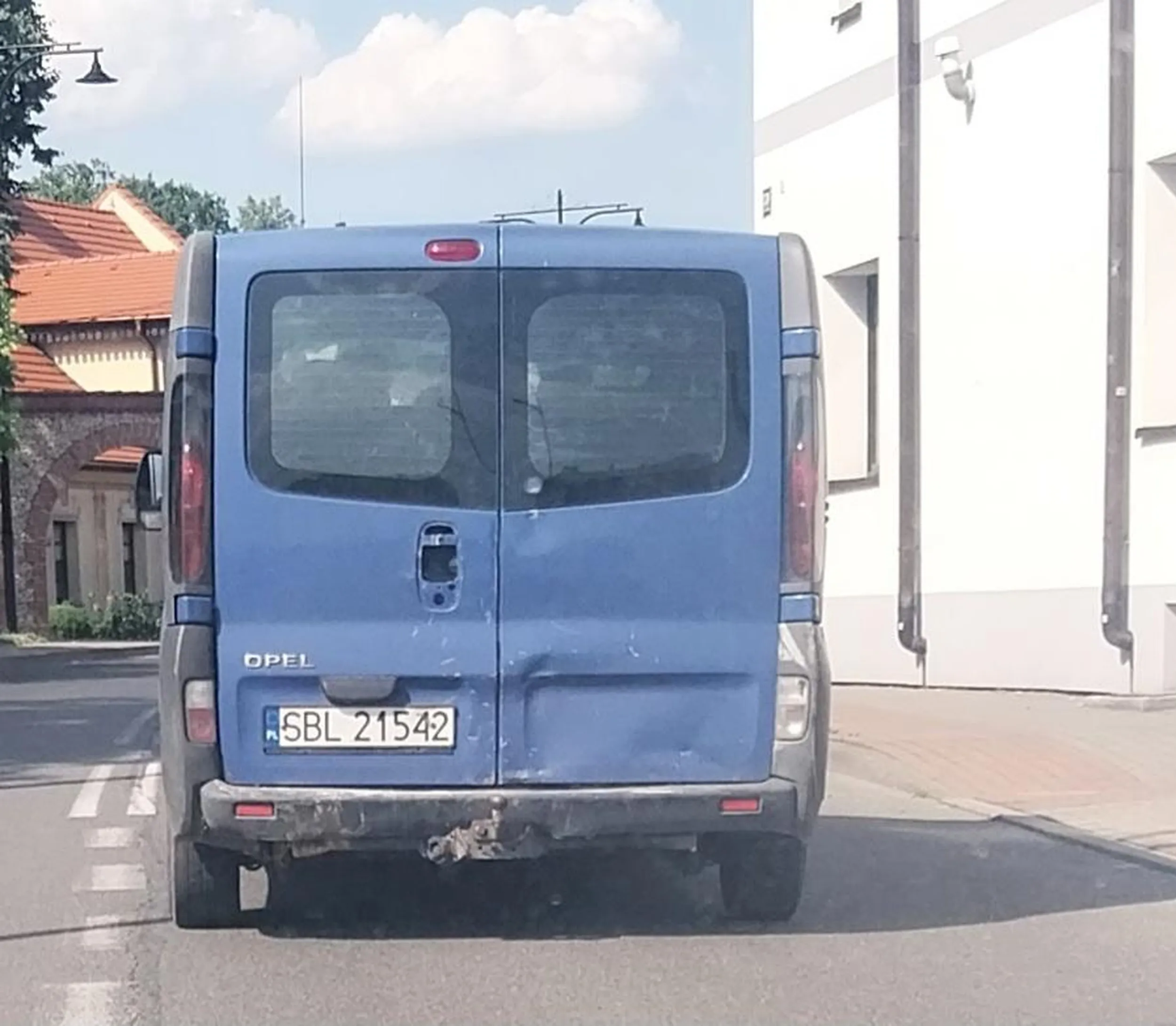 Cymbał i śmieciarz pieprzony z niebieskiego vivaro. Jak jełopie wychejesz wode to nie wyrzucaj butelki na ulice podczas jazdy. To auto to taki śmietnik że jedna butelka pusta jak twój łeb mu nie zaszkodzi. Po drugie naucz sie używać kierunkowskazów.