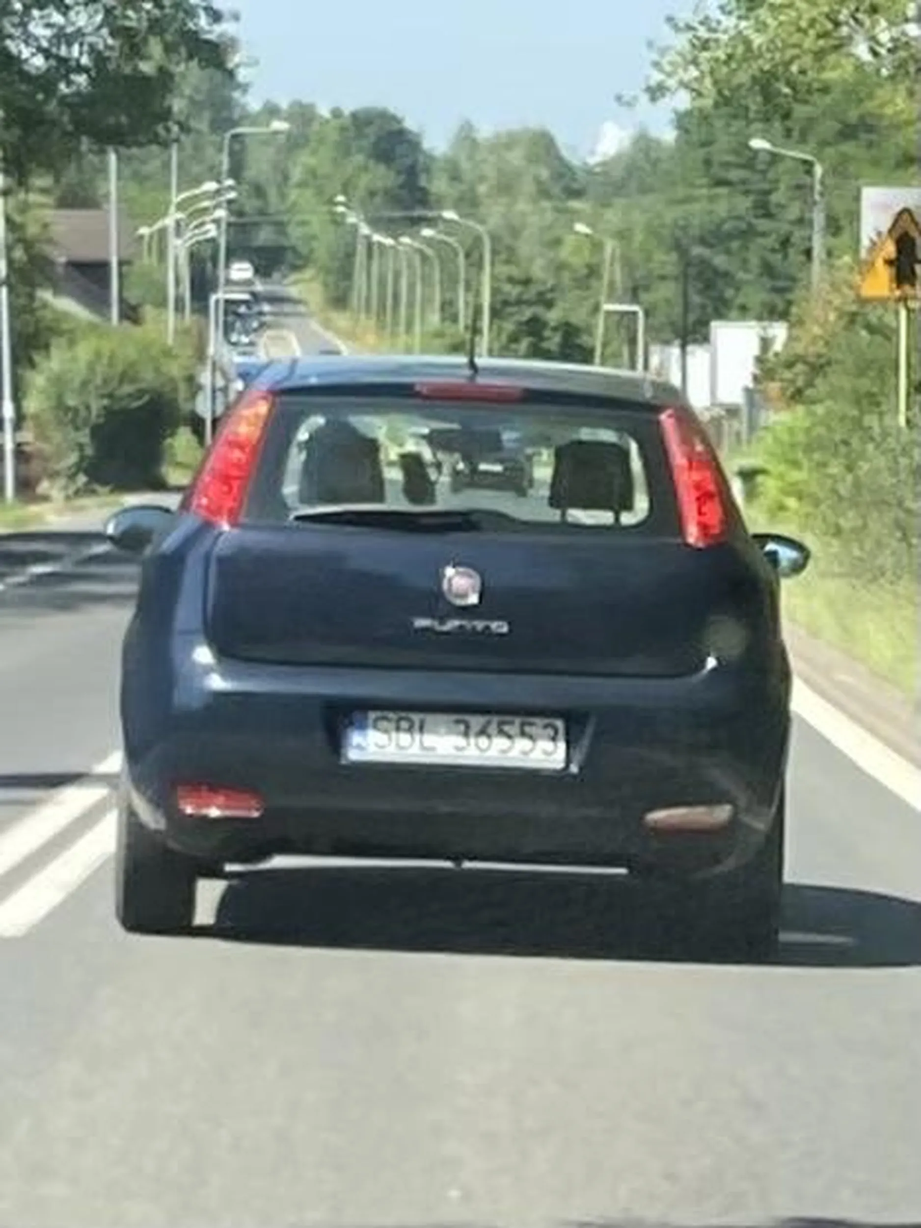 Kierujący wymusił pierszeństwo zjeżdżając z autostrady. Dodatkowo po wymuszeniu pierszeństwa jechał ze znacznie niższą prędkością niż dopuszczalna, pomimo dobrych warunków drogowych (zapewne dlatego, że korzystał z telefonu podczas jazdy). Radzę uważać na takich baranów bez wyobraźni.