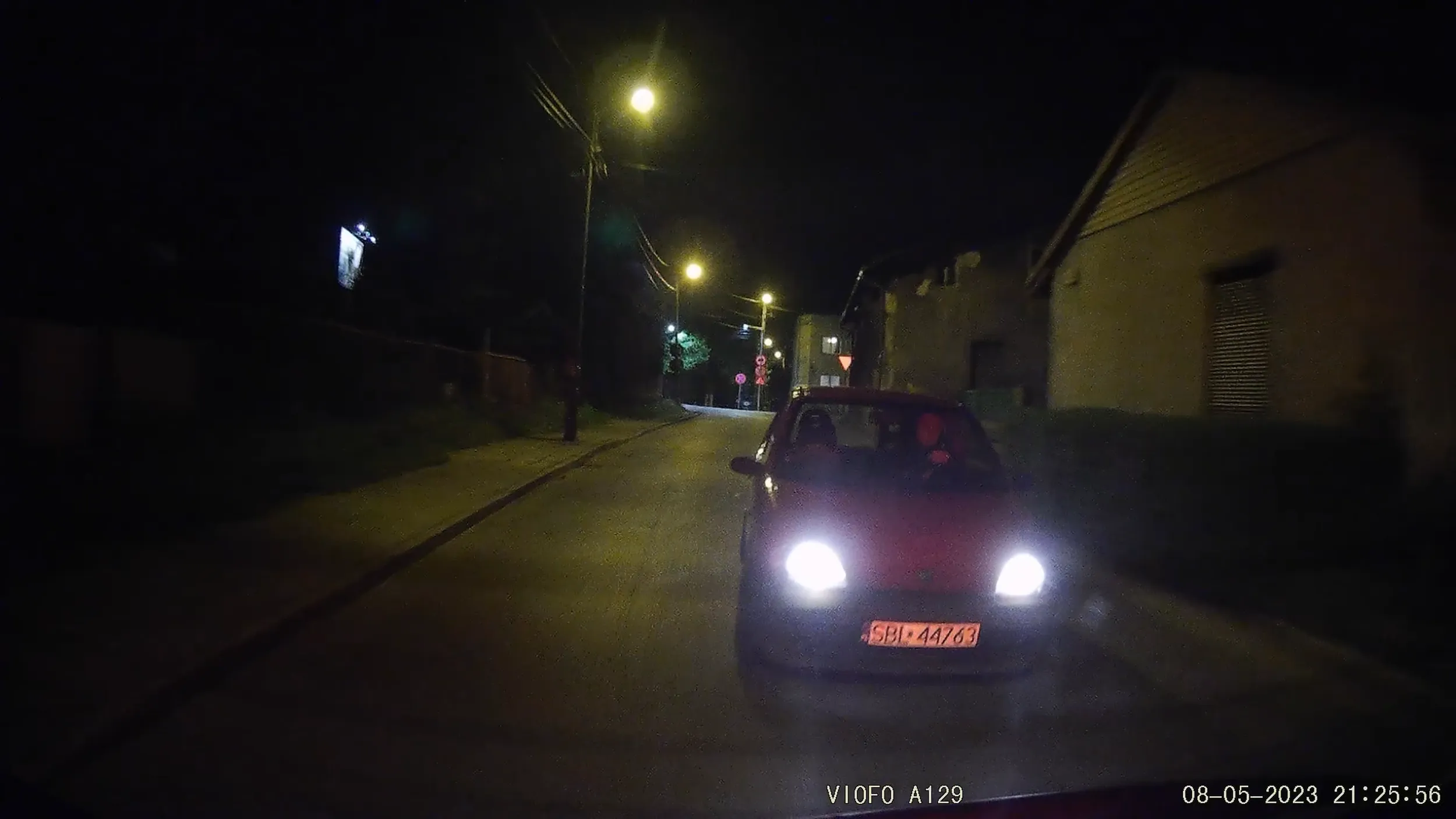 Uwaga na narwanego wiejskiego popierdoleńca, który pomylił miasto z torem wyścigowym, podjeżdża na milimetry pod zderzak, za wszelką cenę chcę wyprzedzić pomimo braku miejsca, prowokuje niebezpieczne sytuacje. Rejestracja SBL zobowiązuje.