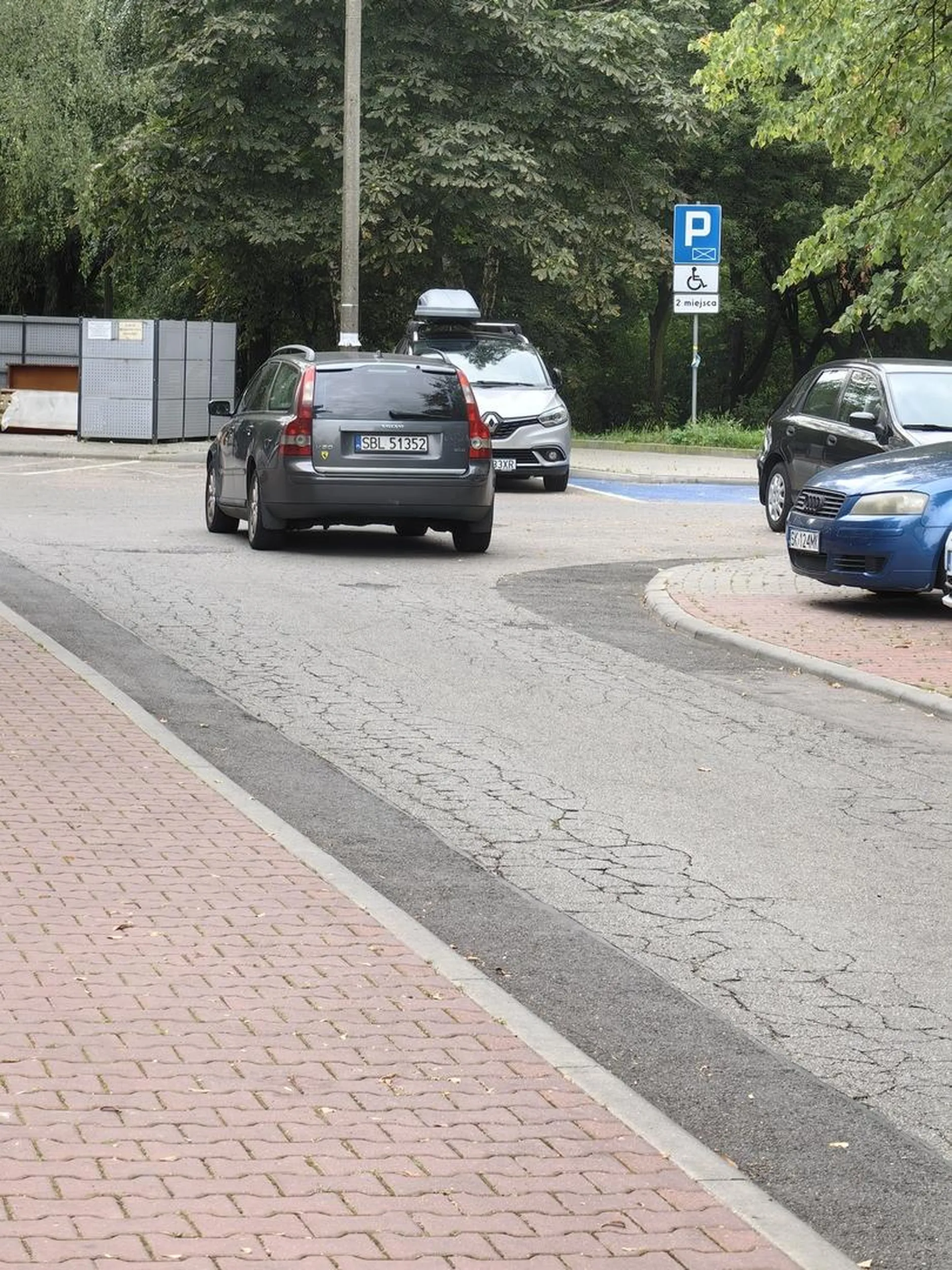 Jakiś totalny kretyn. Parkuje na środku wjazdu na osiedle i zostawia auto odchodząc.... Dramat!