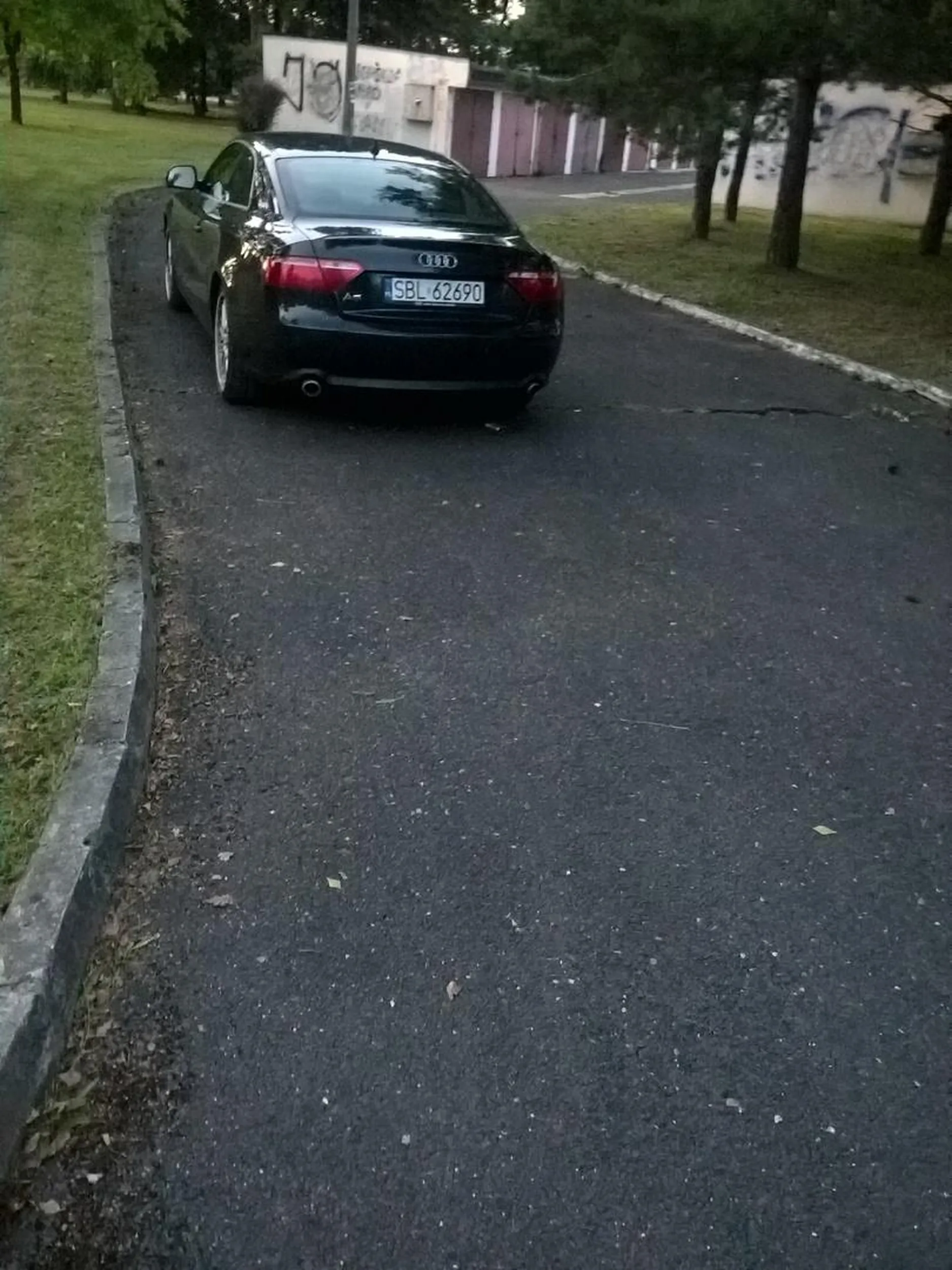 "Ambitnyt" z audi a5 "cupę", tamuje drogę pożarową w Chełmie Śl., na ul. Wieniawskiego.