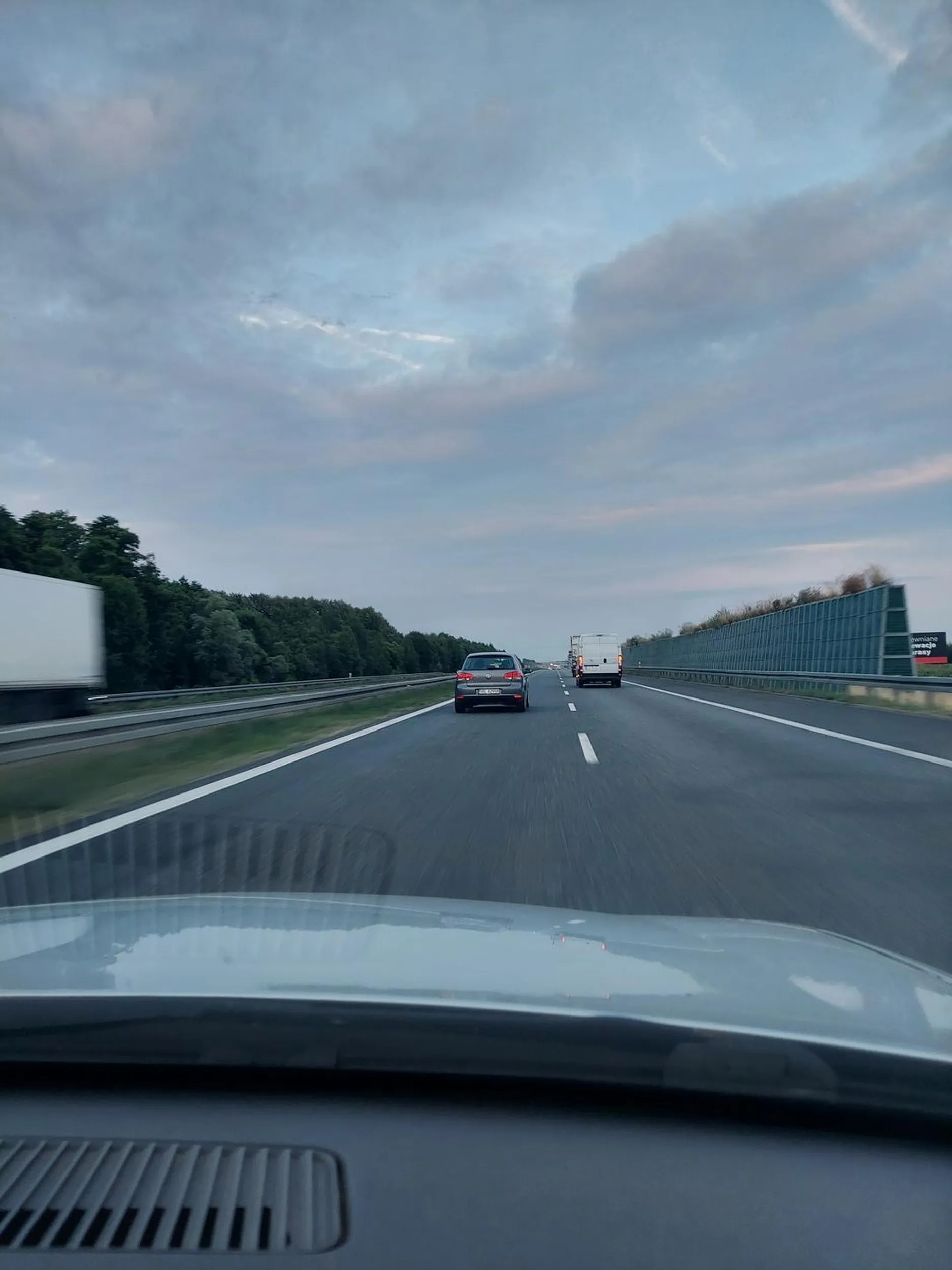 Kierowca ewidentnie wychodząc z domu i wsiadając za kierownicę zapomniał zabrać kulturę ze sobą! Totalny cham na drodze stwarzający zagrożenie dla innych. Pomijam fakt, że imbecyl jeszcze o 20.30 używa świateł do jazdy dziennej! Podczas manewru wyprzedzania ciężarówki popędzał kierowców długimi światłami jadąc dużo powyżej dopuszczalnej prędkości. Może zamiast mrugać innym nauczysz się wreszcie używać poprawnie swoich świateł i doczytasz, kiedy się ich używa?