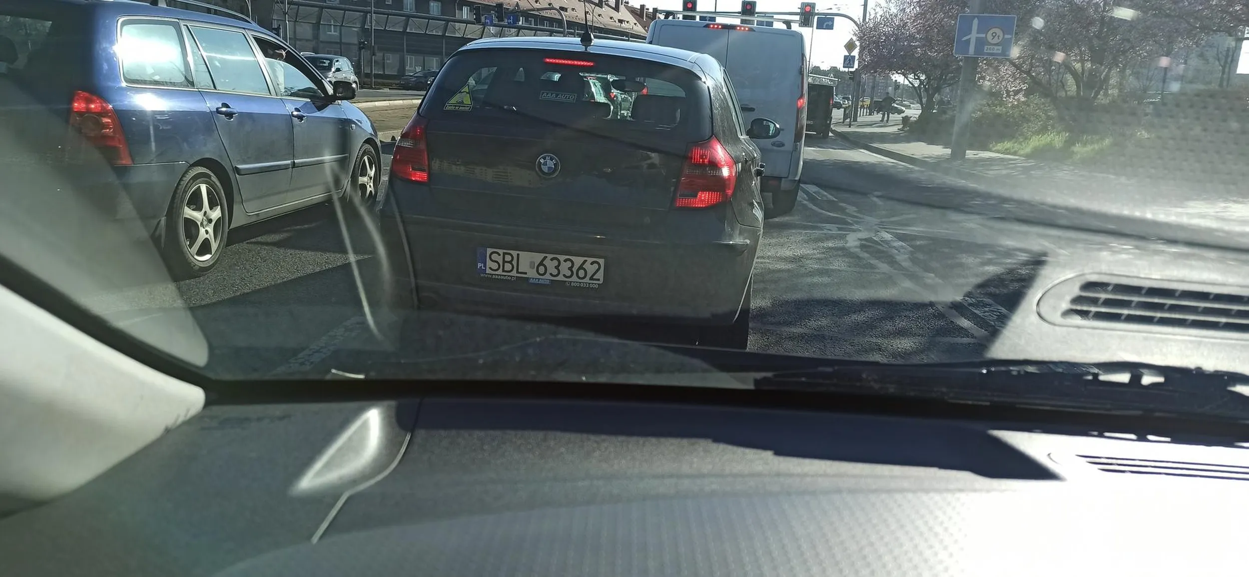 Tępa baba nie potrafi zmieniać pasa ruchu. Zmienia pas tuż przed maską i jeszcze w lusterku strzela głupie miny. Polecam uważać na ową paniusię.