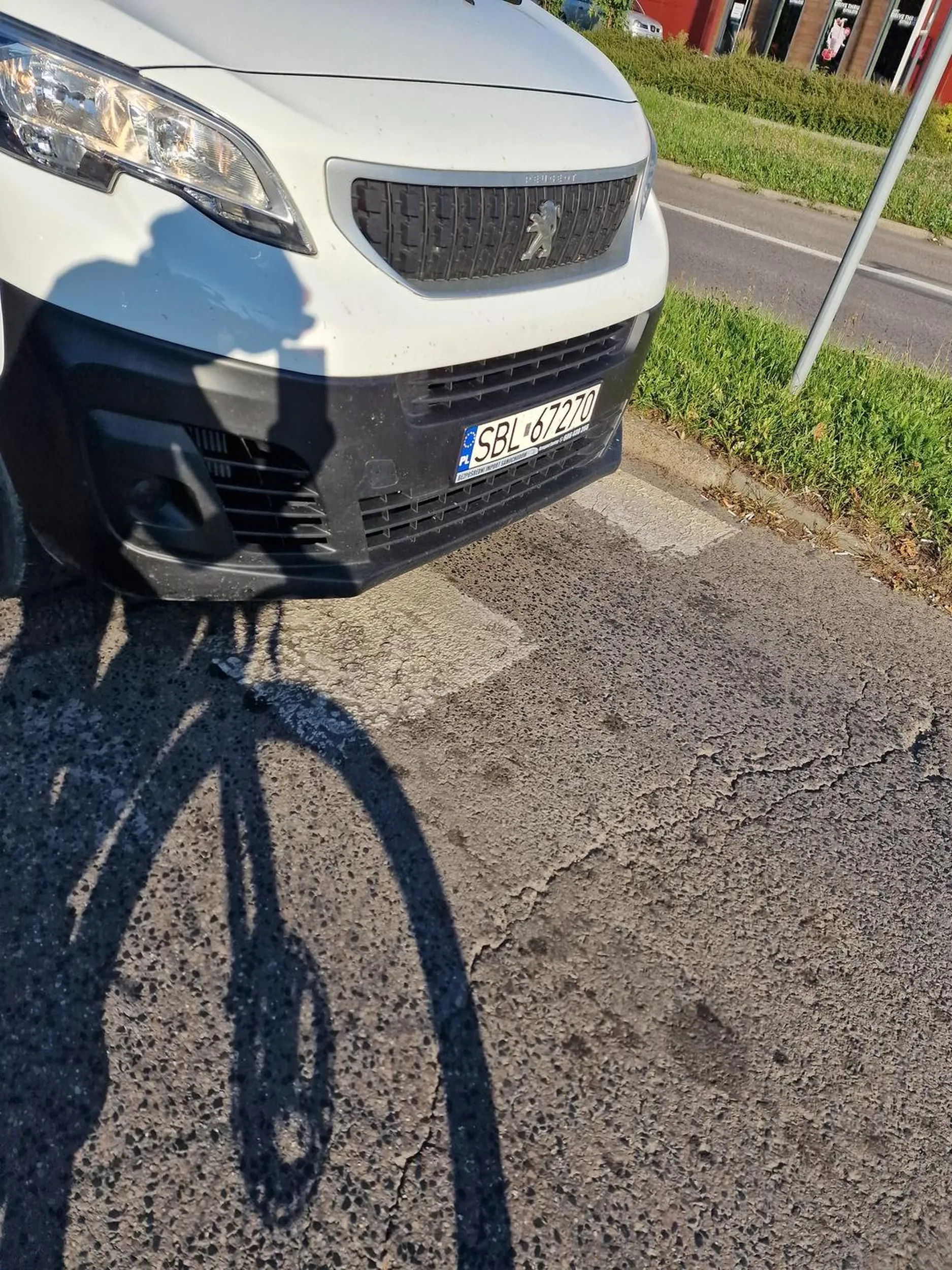 słuchaj stary ciulu, jak masz jakieś obiekcje to bądź odważny i otwórz okno w aucie, i nie pierdol coś pod nosem. Podjechał na skrzyżowaniu 20 cm i cwaniak.